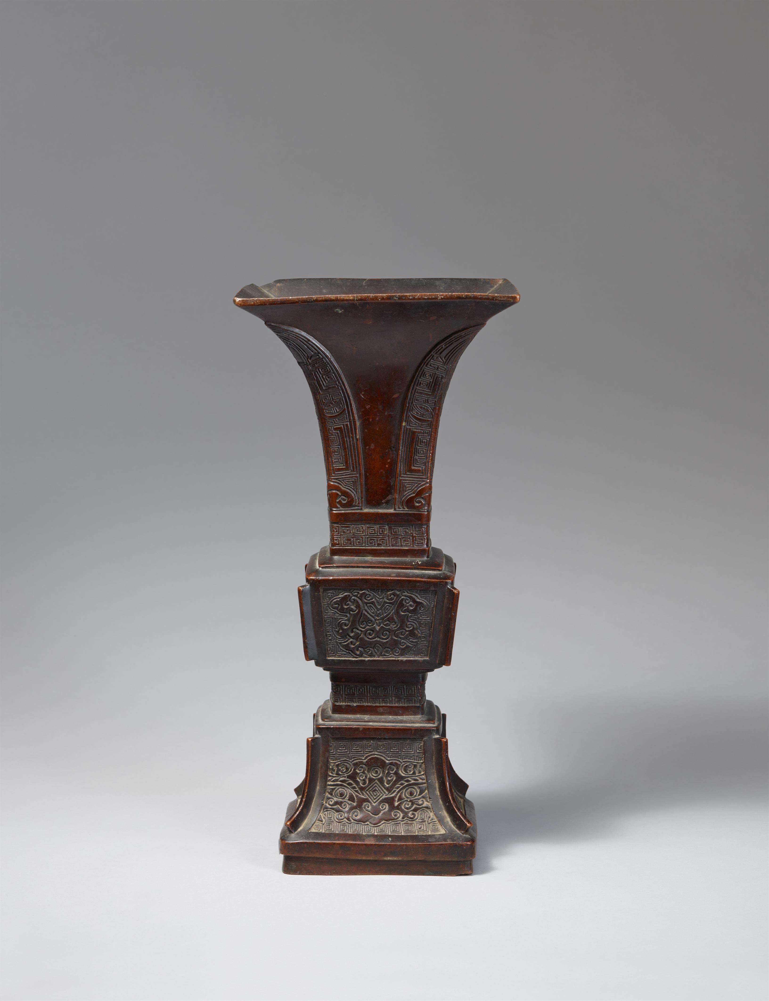 A copper alloy bronze altar vase. Qing dynasty, 19th century - image-2