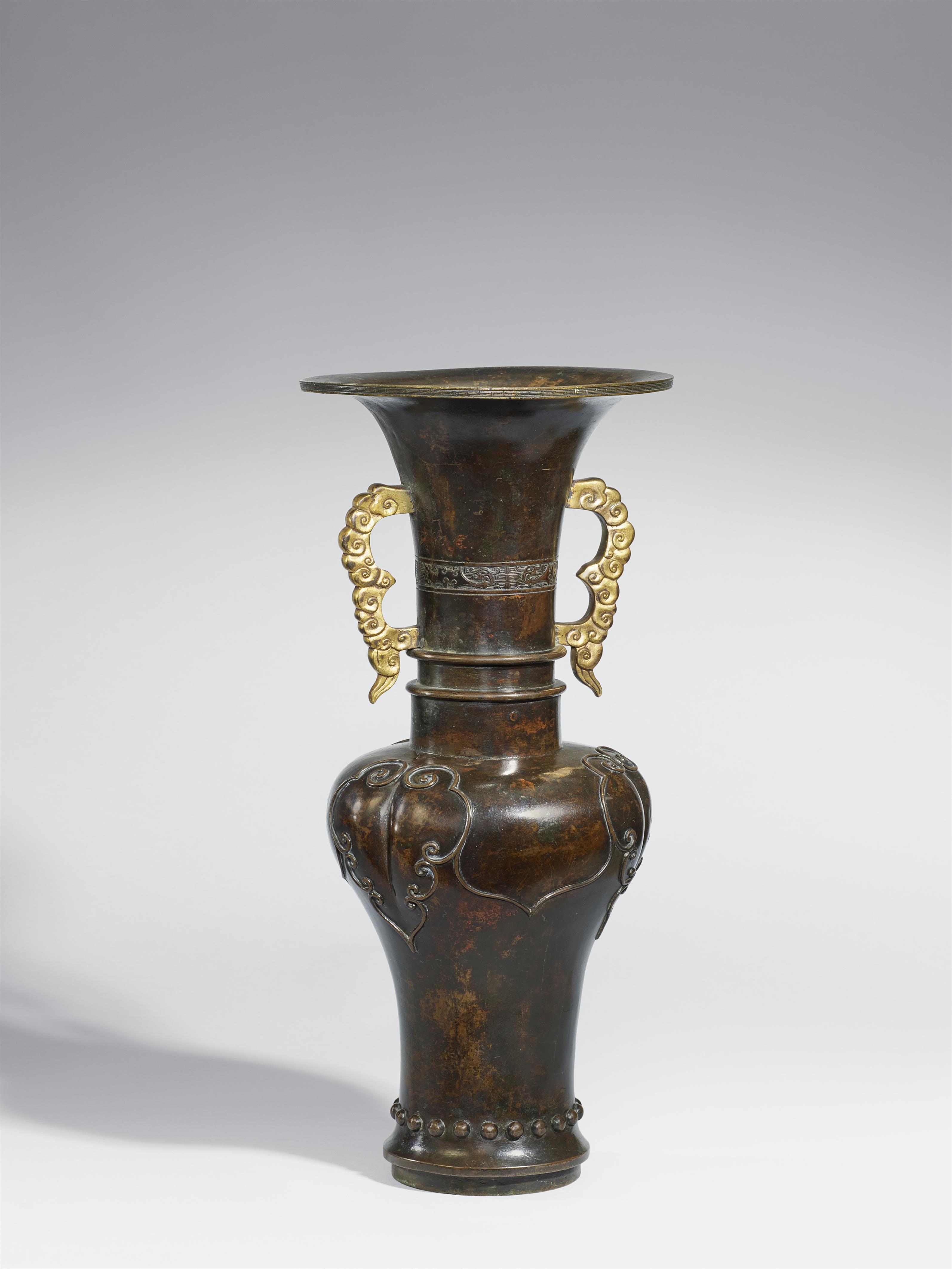 A large yanyan bronze vase. 16th/17th century - image-2