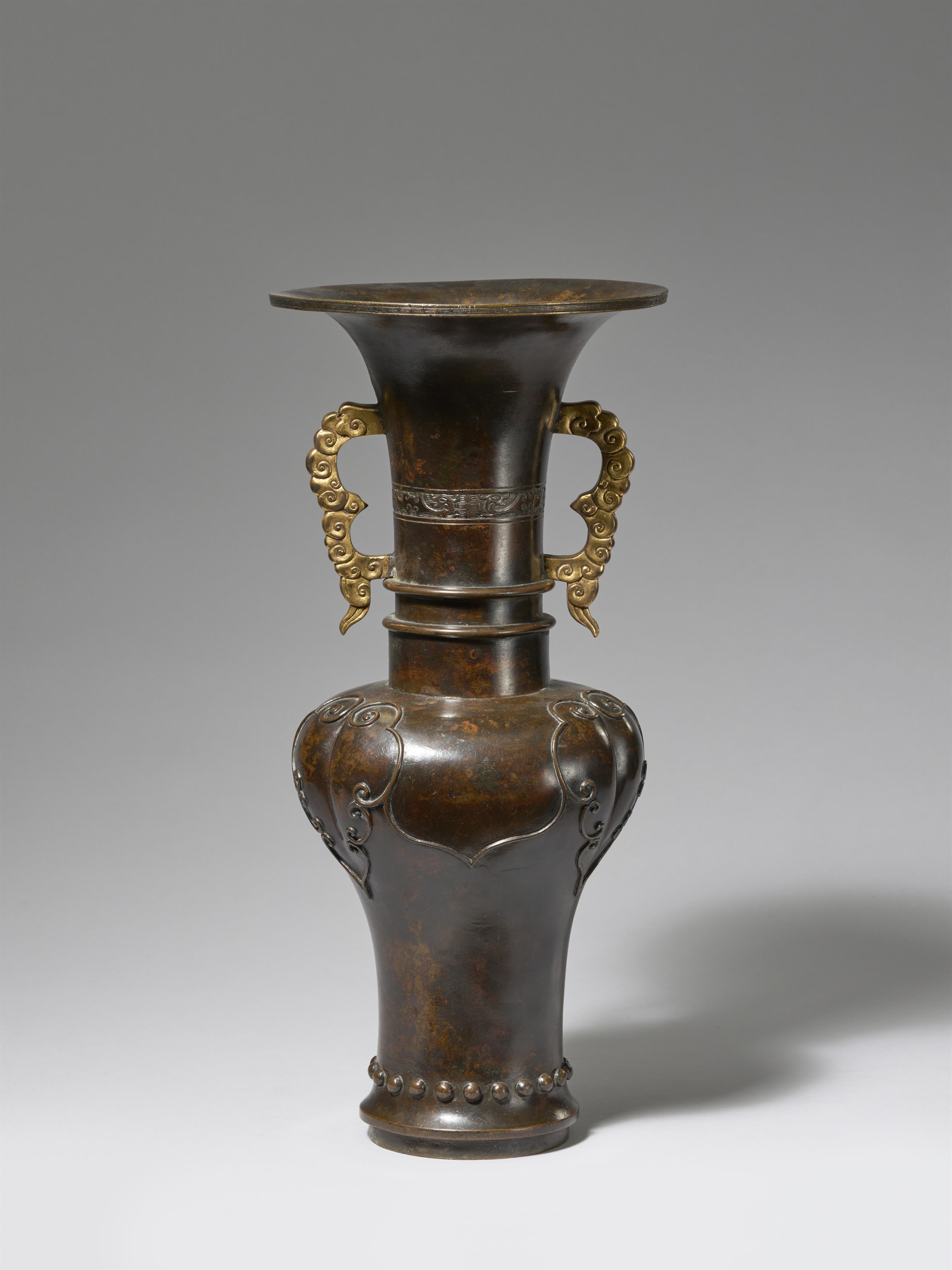 A large yanyan bronze vase. 16th/17th century - image-3