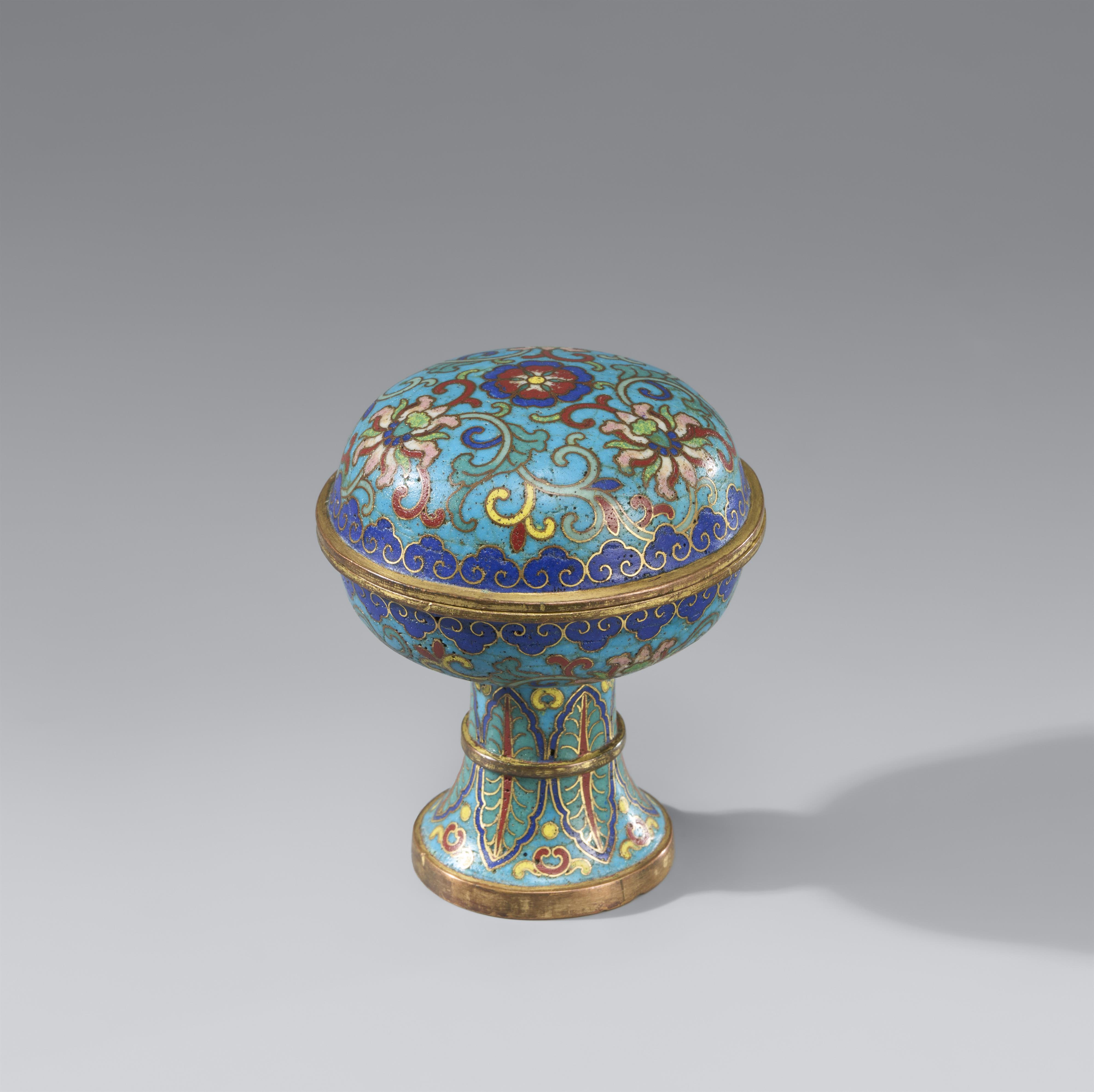 A cloisonné enamel lidded stem cup.  18th century - image-1
