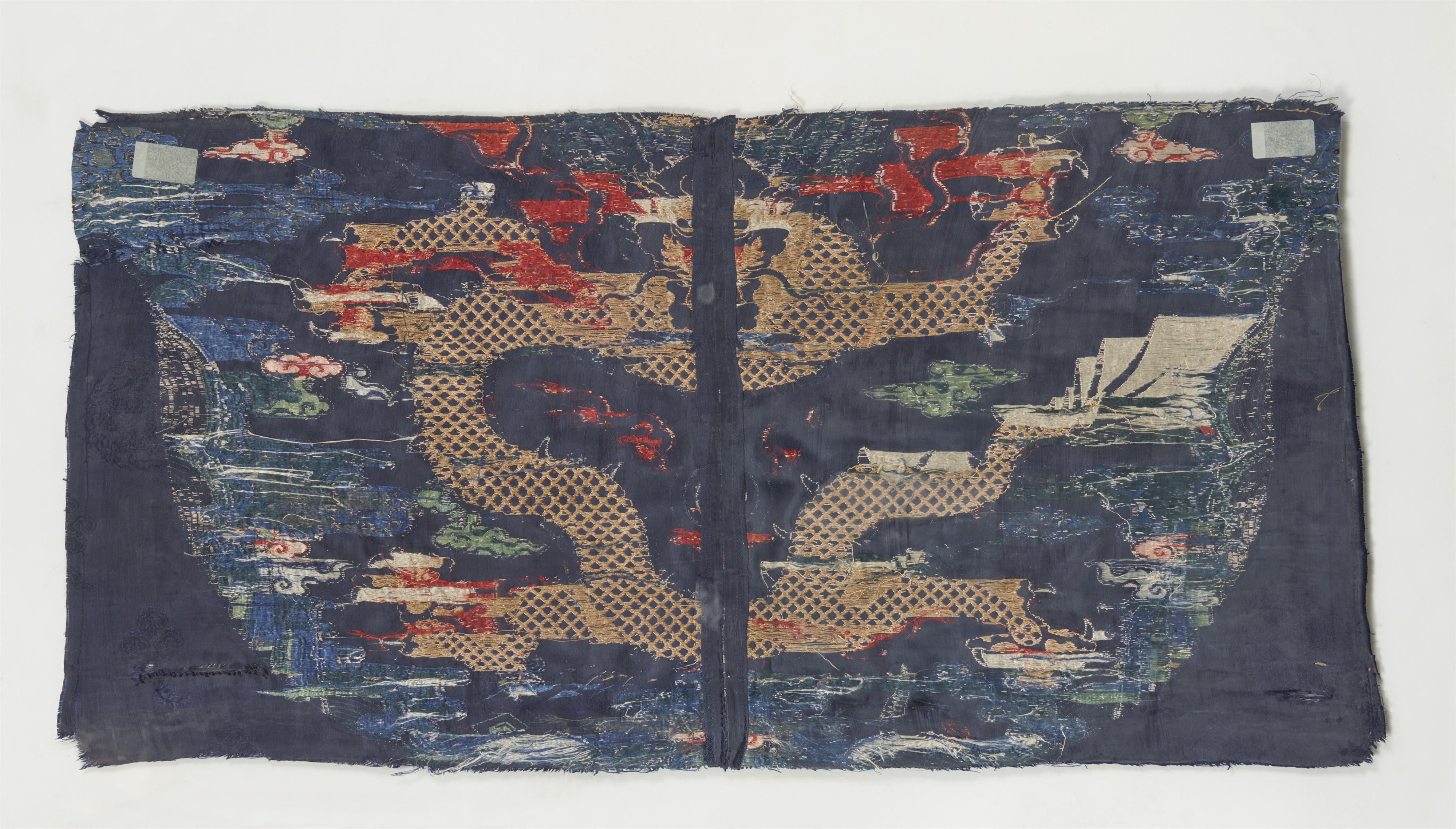 Fragment einer blauen chaopao-Robe. Satinseide. Ära Kangxi (1661-1722) - image-2