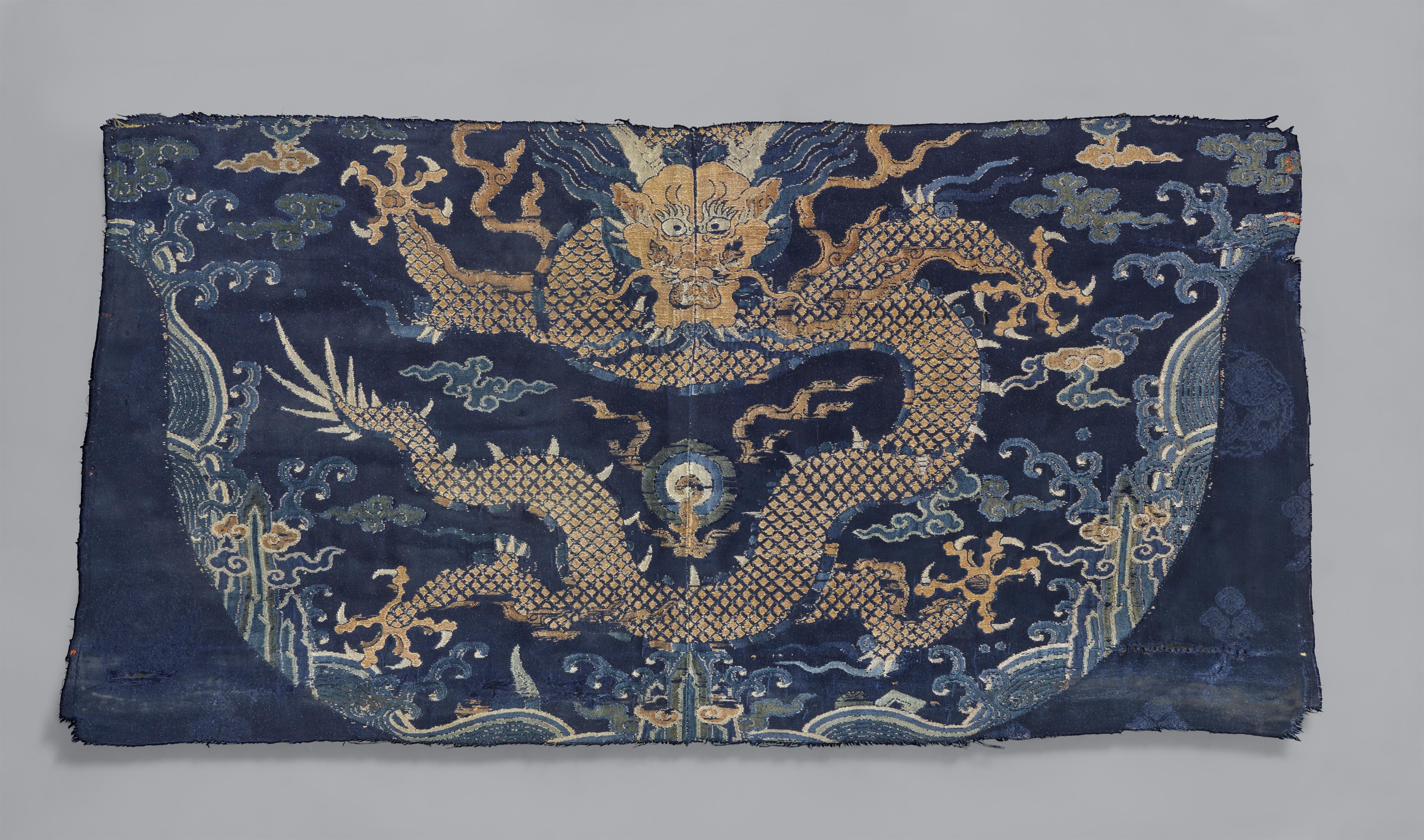 Fragment einer blauen chaopao-Robe. Satinseide. Ära Kangxi (1661-1722) - image-1