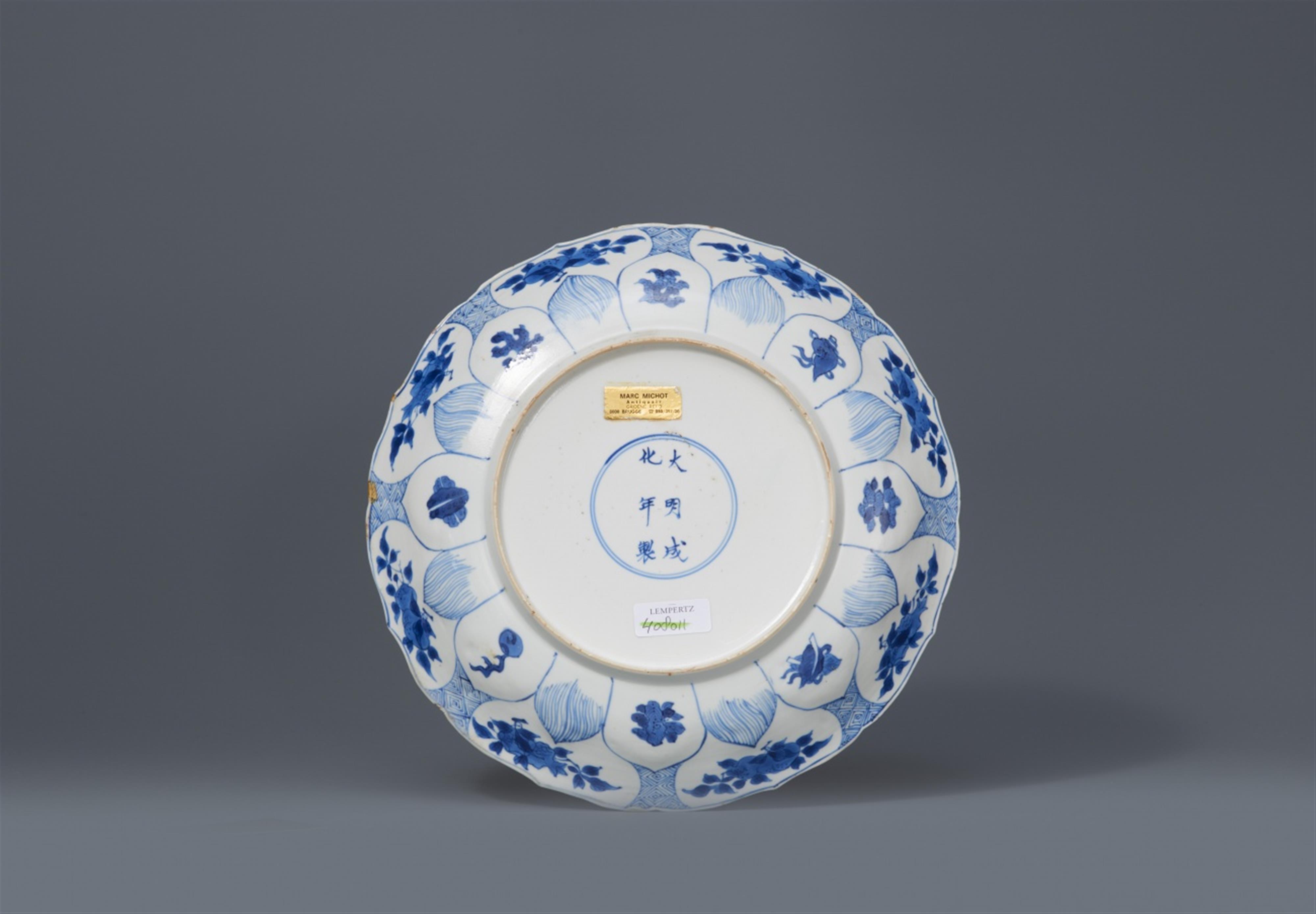 Blau-weißer Teller. Kangxi-Periode (1662–1722) - image-2