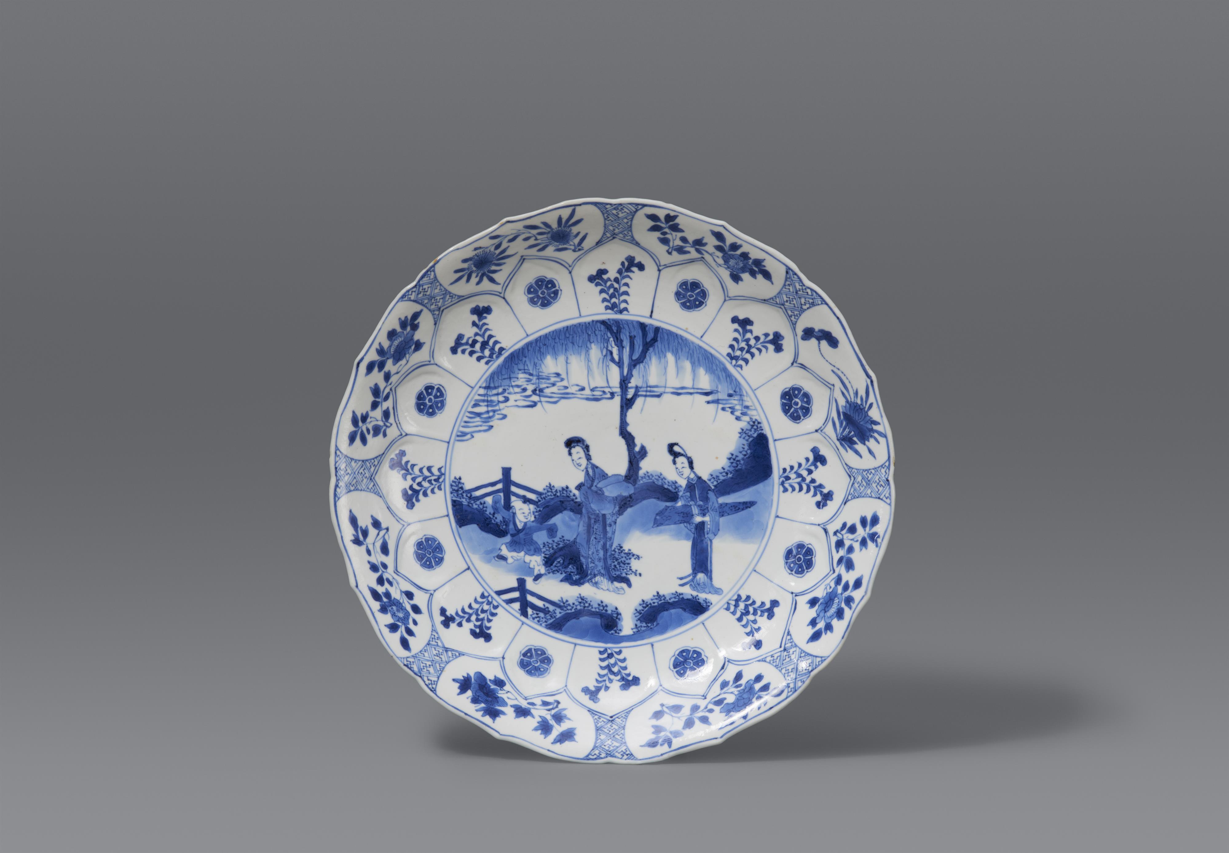 Blau-weißer Teller. Kangxi-Periode (1662–1722) - image-3