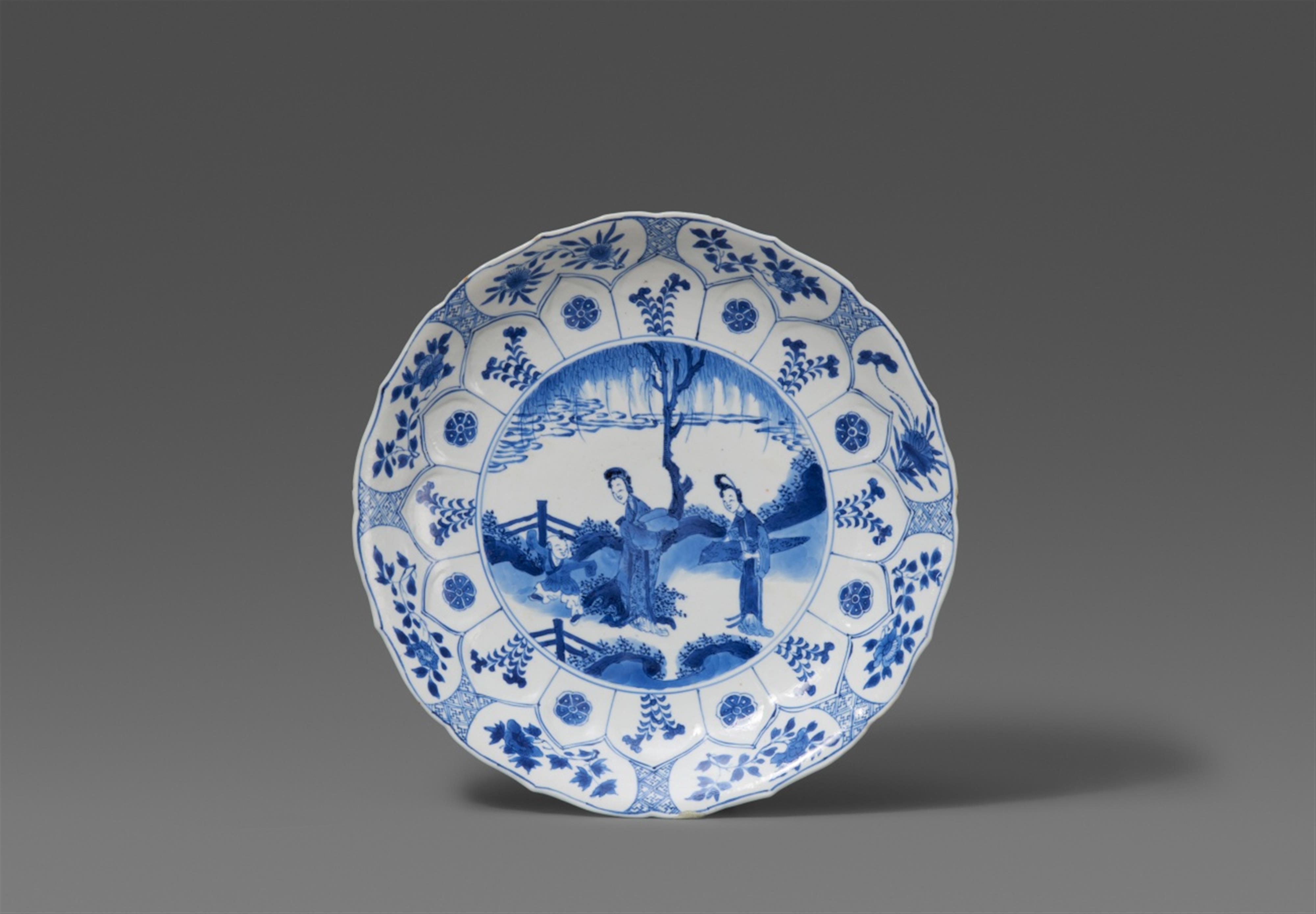 Blau-weißer Teller. Kangxi-Periode (1662–1722) - image-1