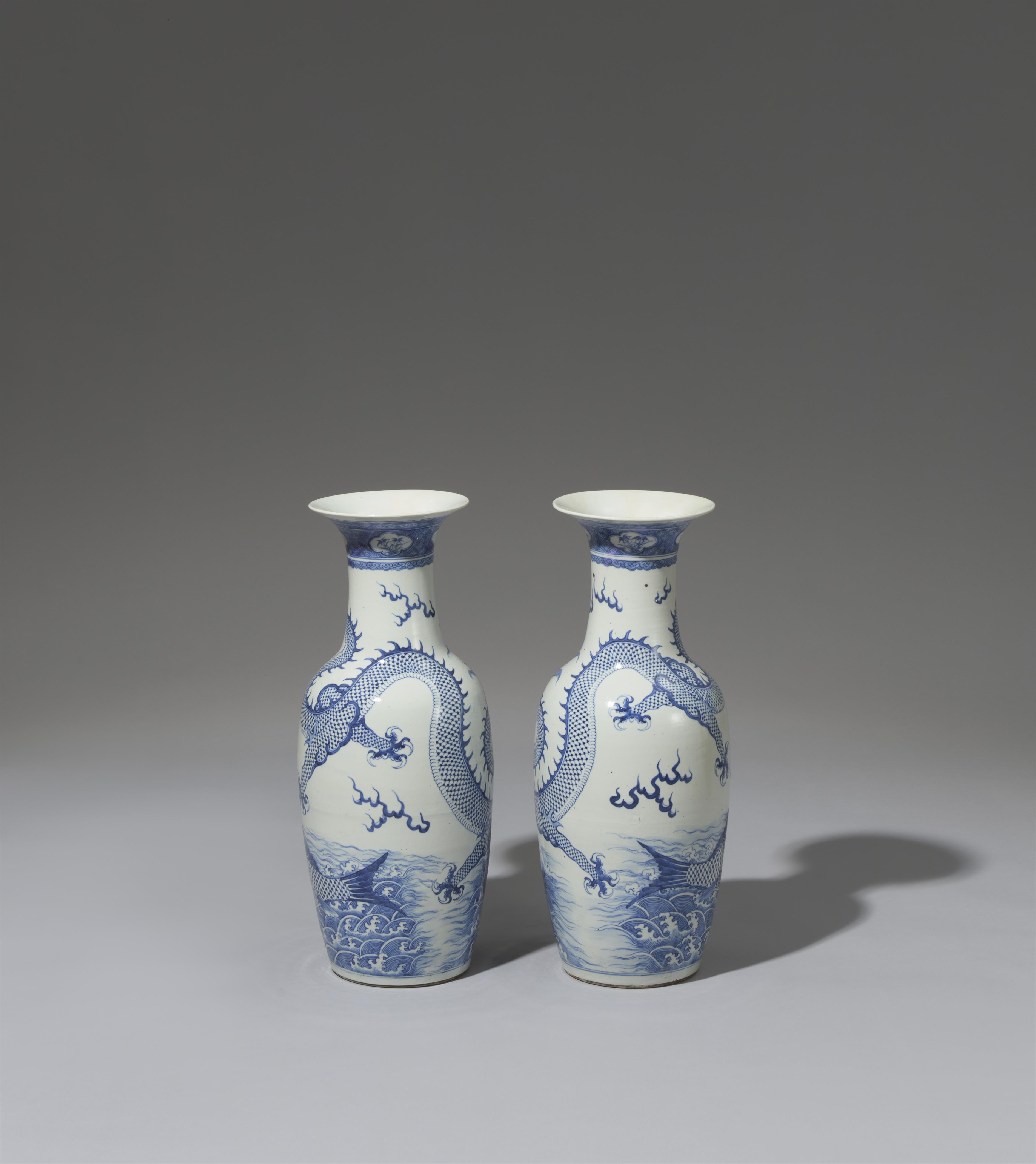A pair of large blue and white vases. 19th/20th century - image-2
