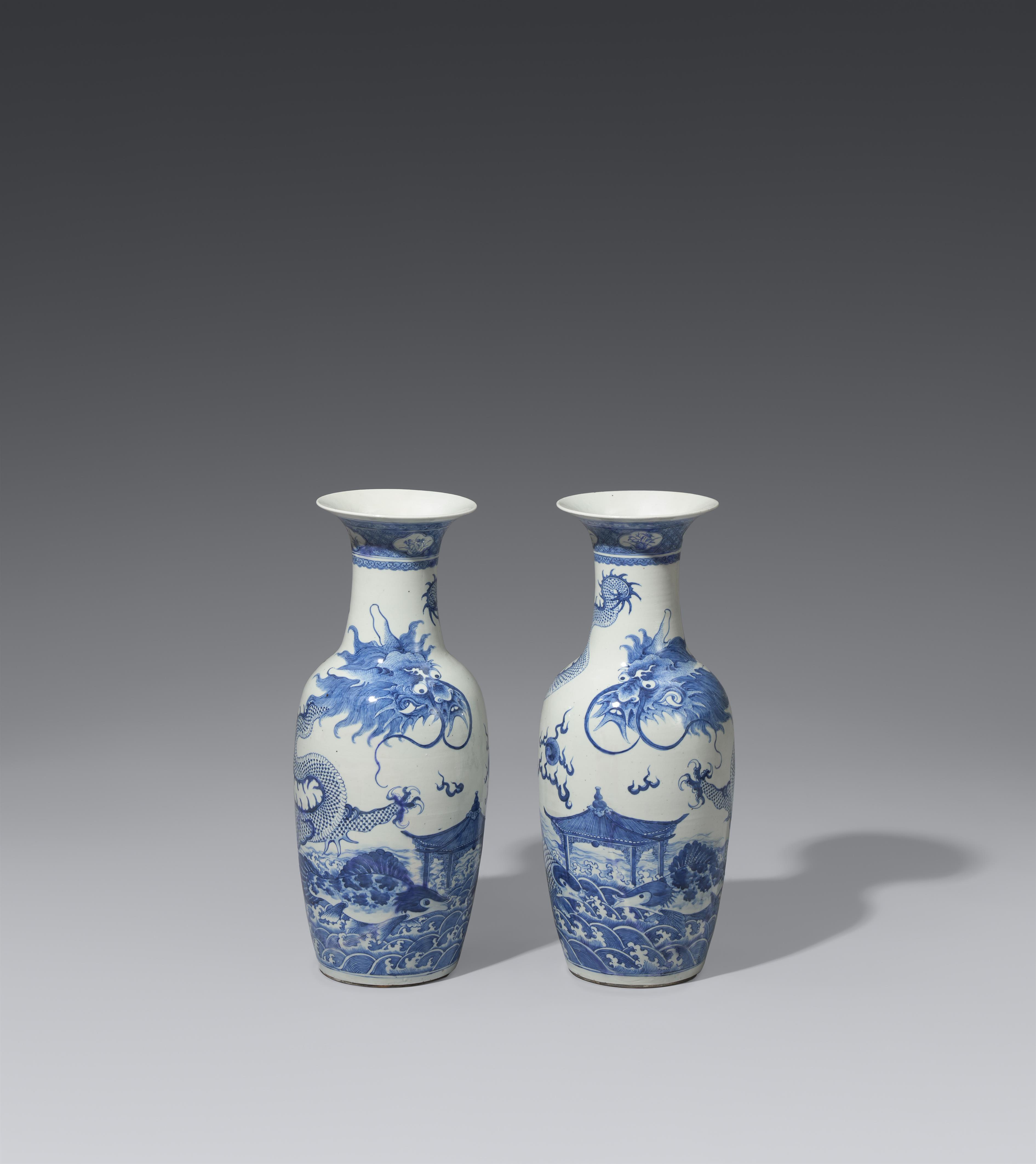 A pair of large blue and white vases. 19th/20th century - image-1
