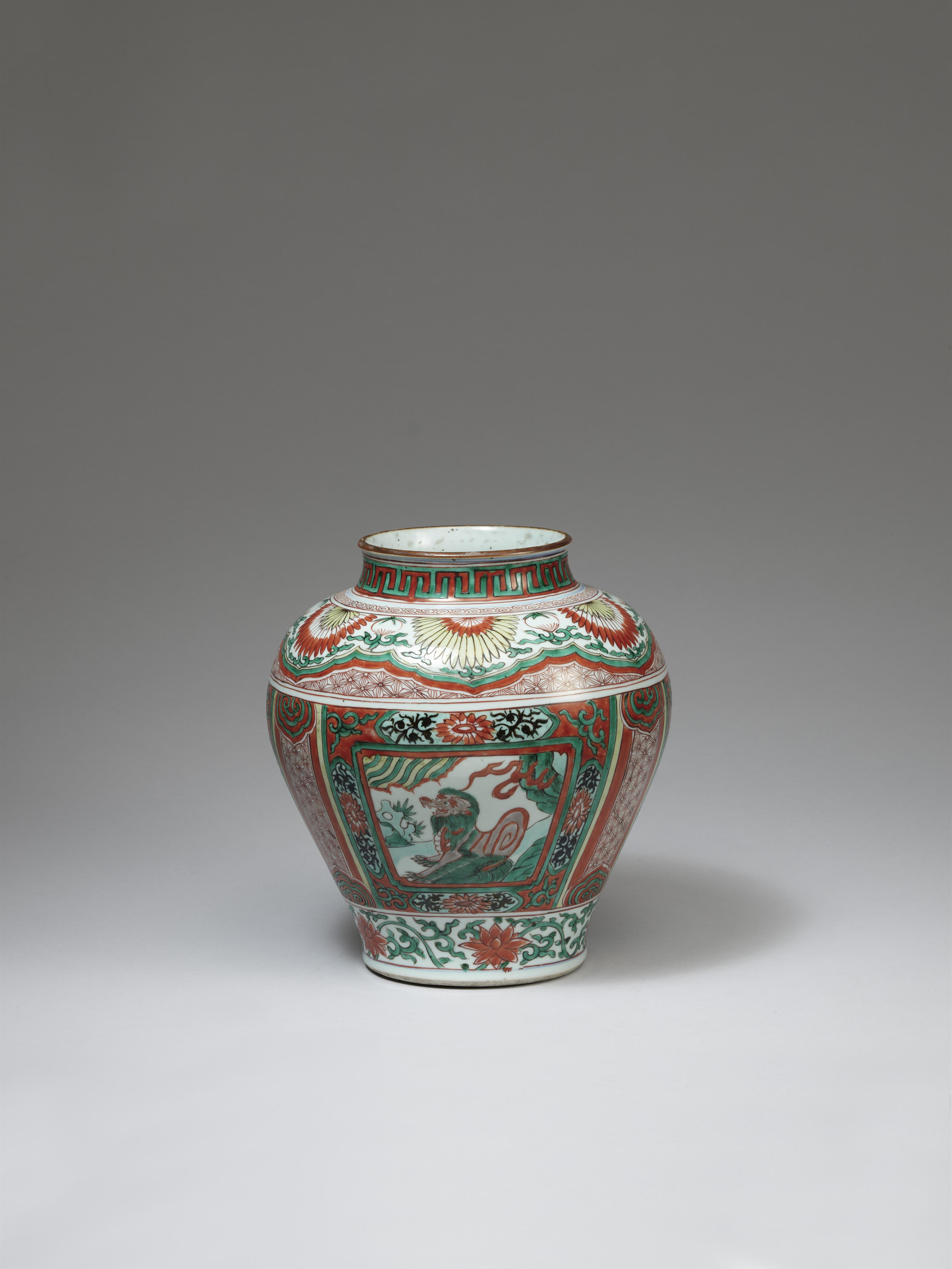 A wucai mysthical beasts jar. Kangxi period (1662–1722) - image-3