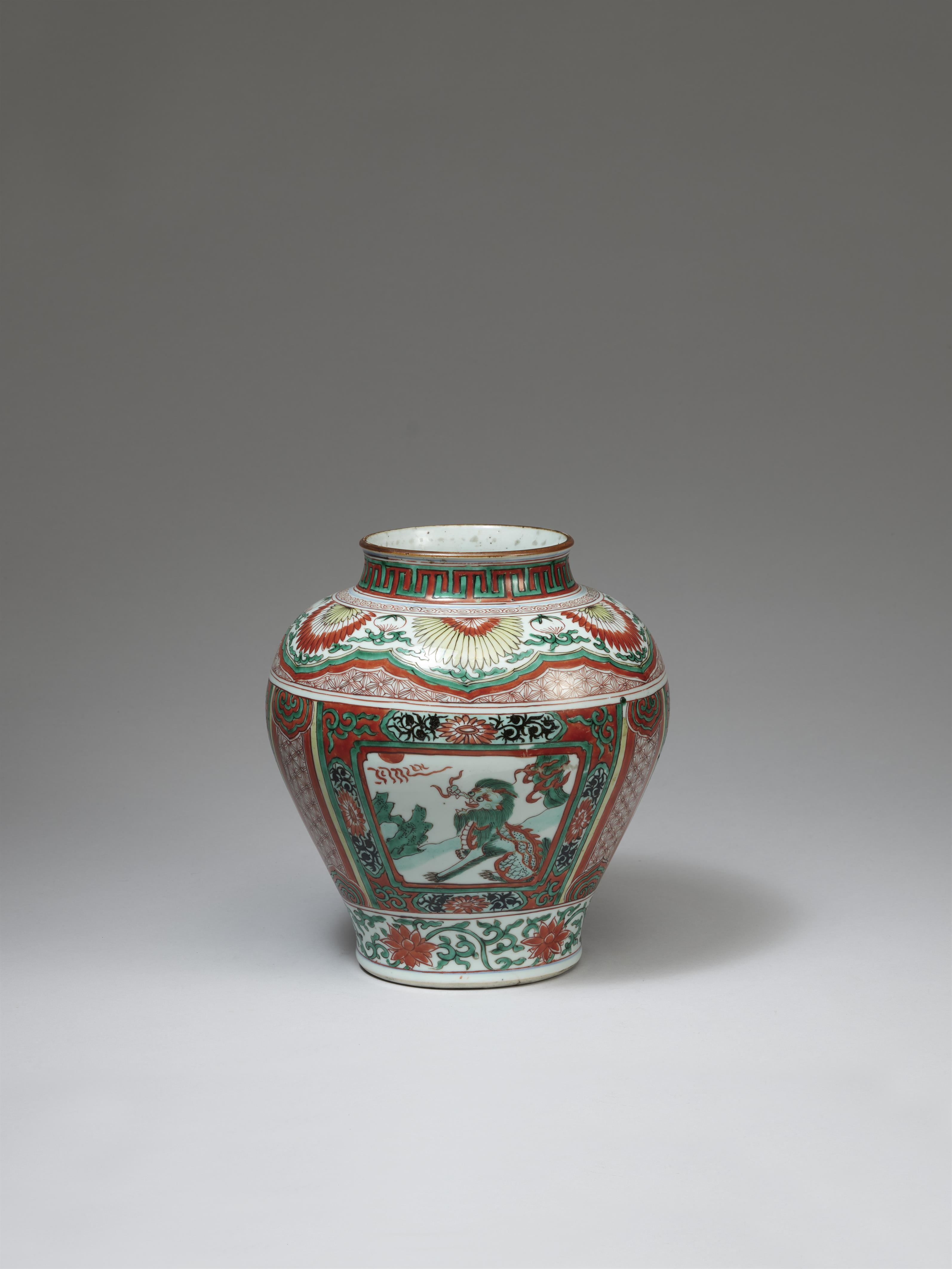 A wucai mysthical beasts jar. Kangxi period (1662–1722) - image-4