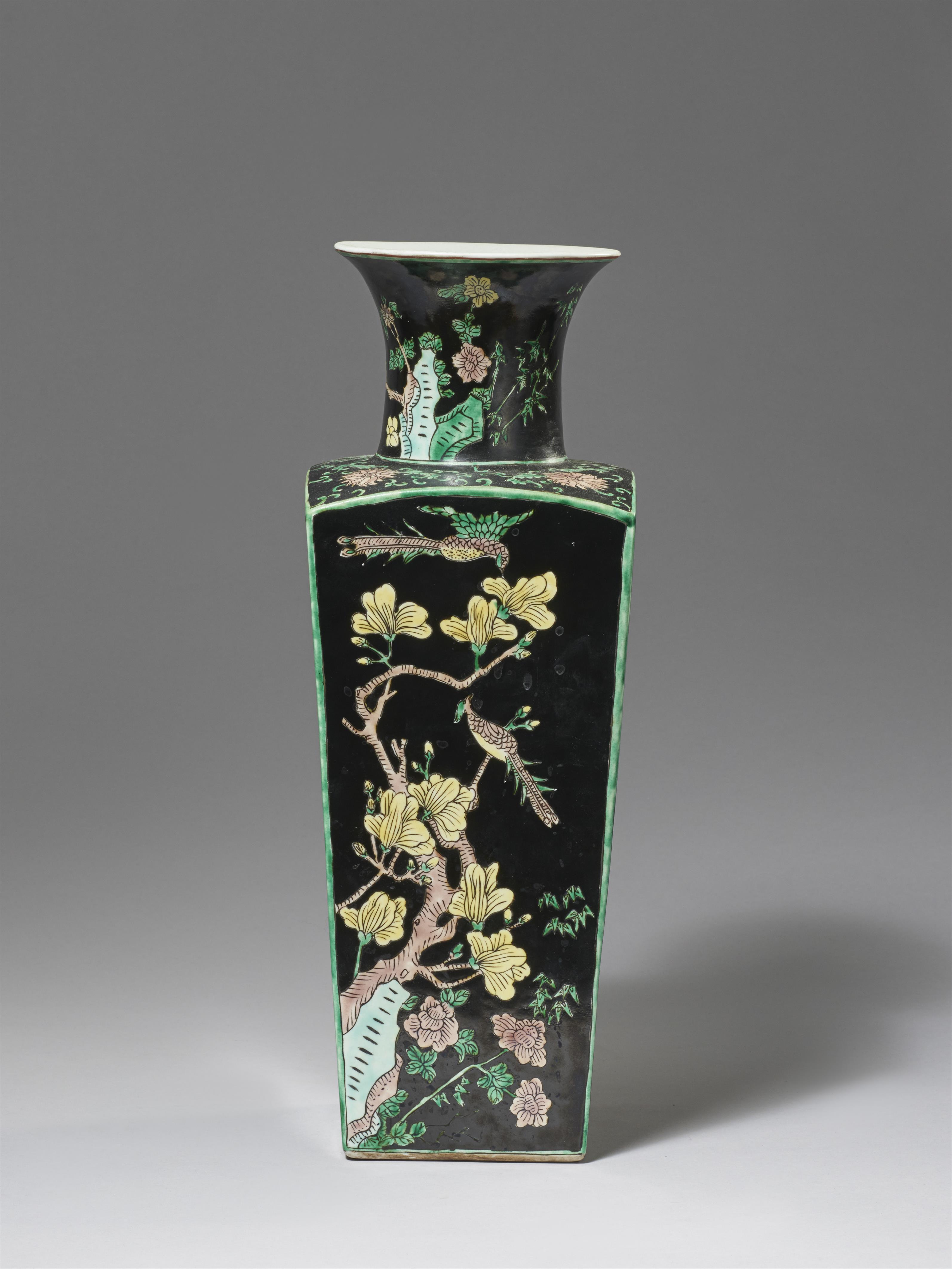 A famille noire vase. Late Qing dynasty, 19th/20th century - image-2