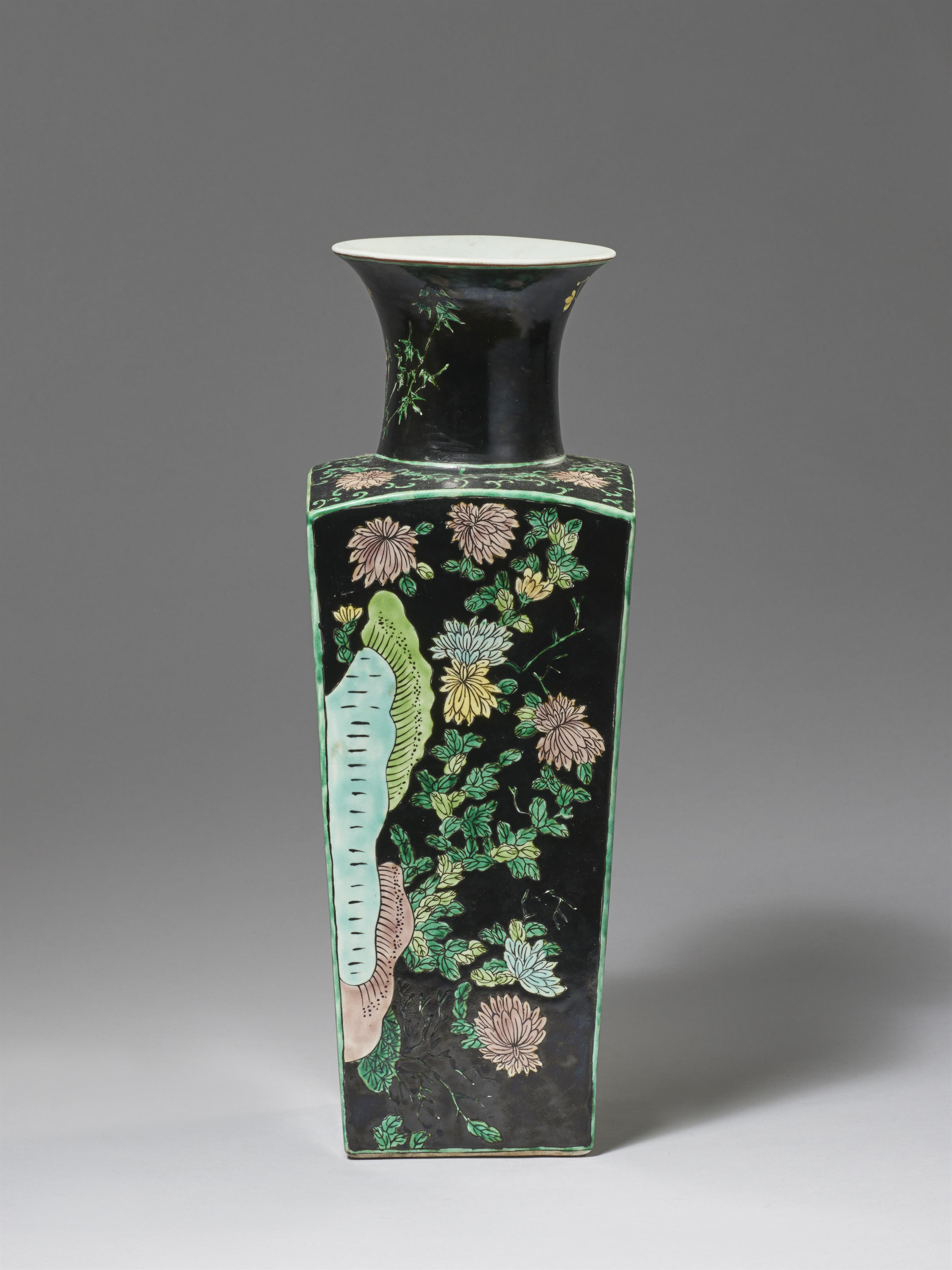 A famille noire vase. Late Qing dynasty, 19th/20th century - image-3