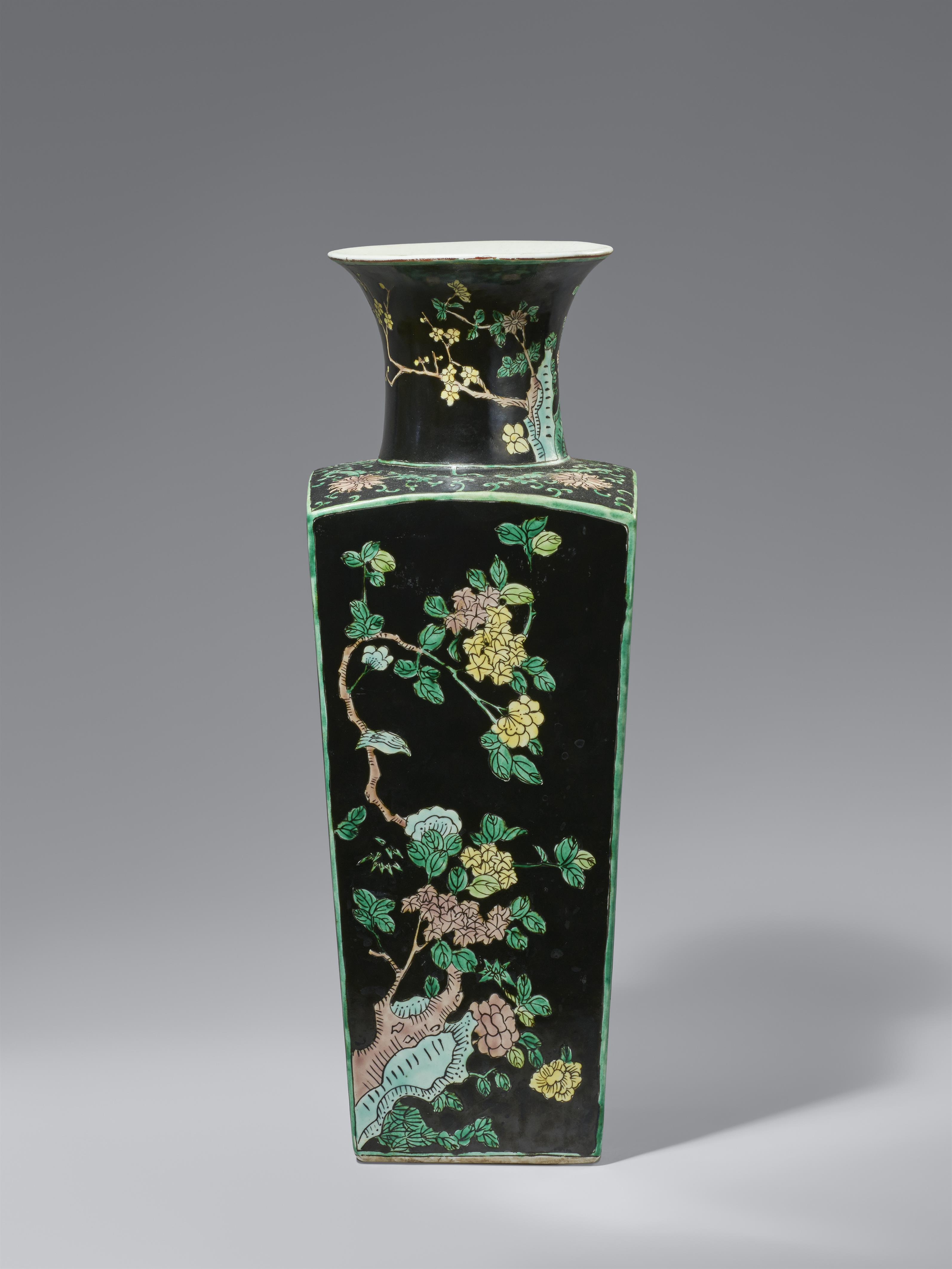 A famille noire vase. Late Qing dynasty, 19th/20th century - image-1