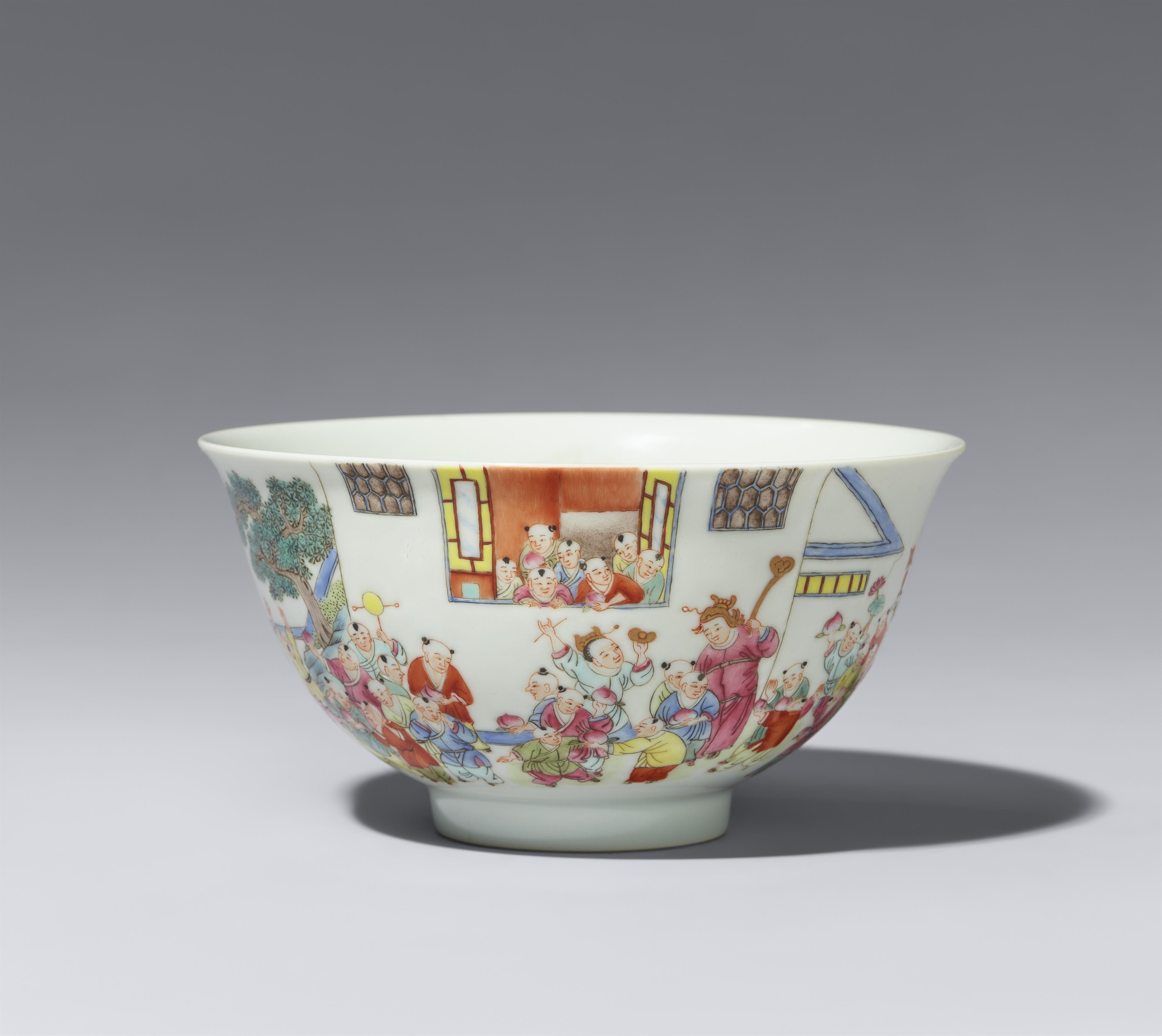 A famille rose hundred boys bowl. 19th/20th century - image-1