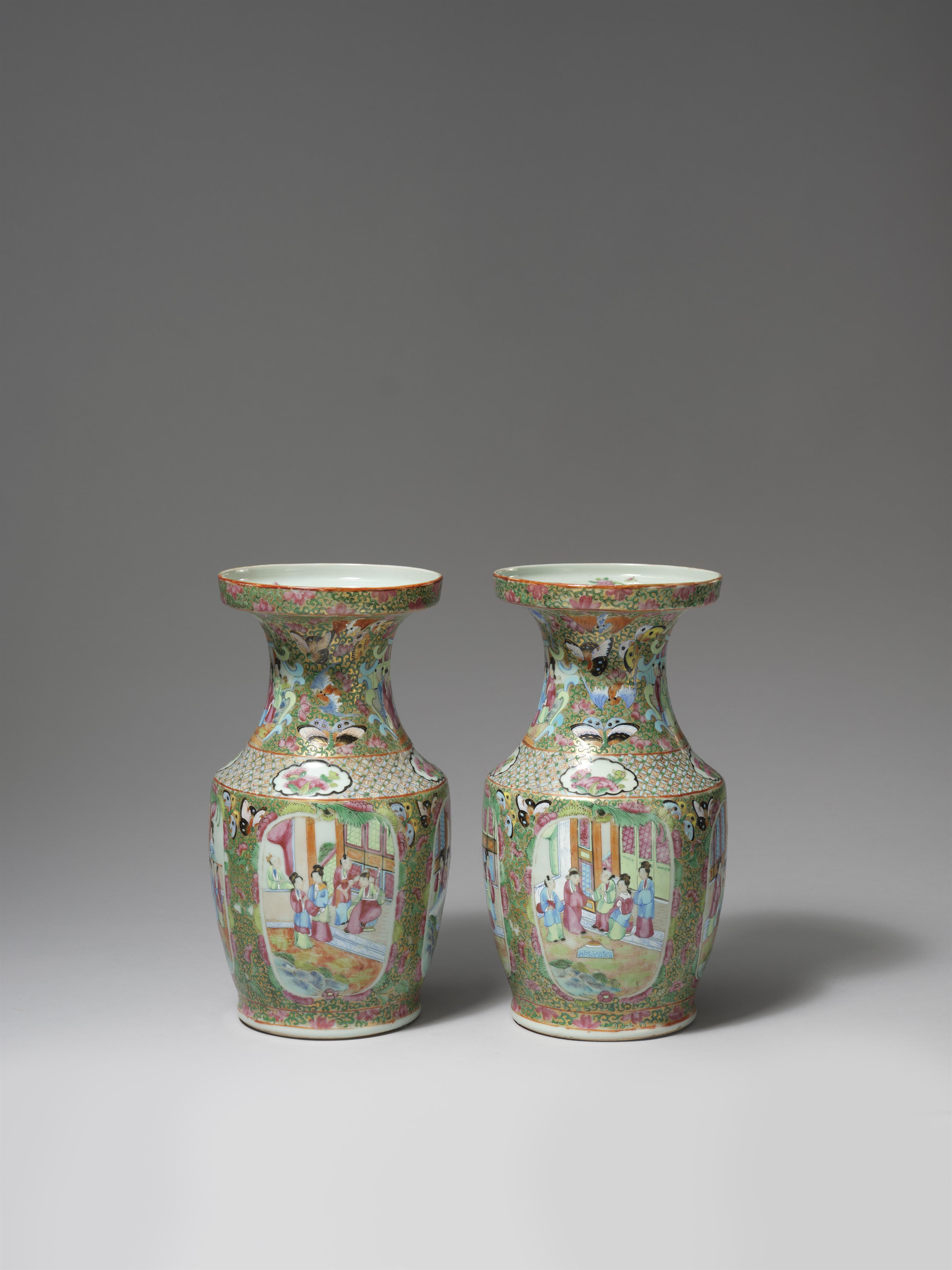 A pair of Canton famille rose vases. Qing dynasty, 19th century - image-2