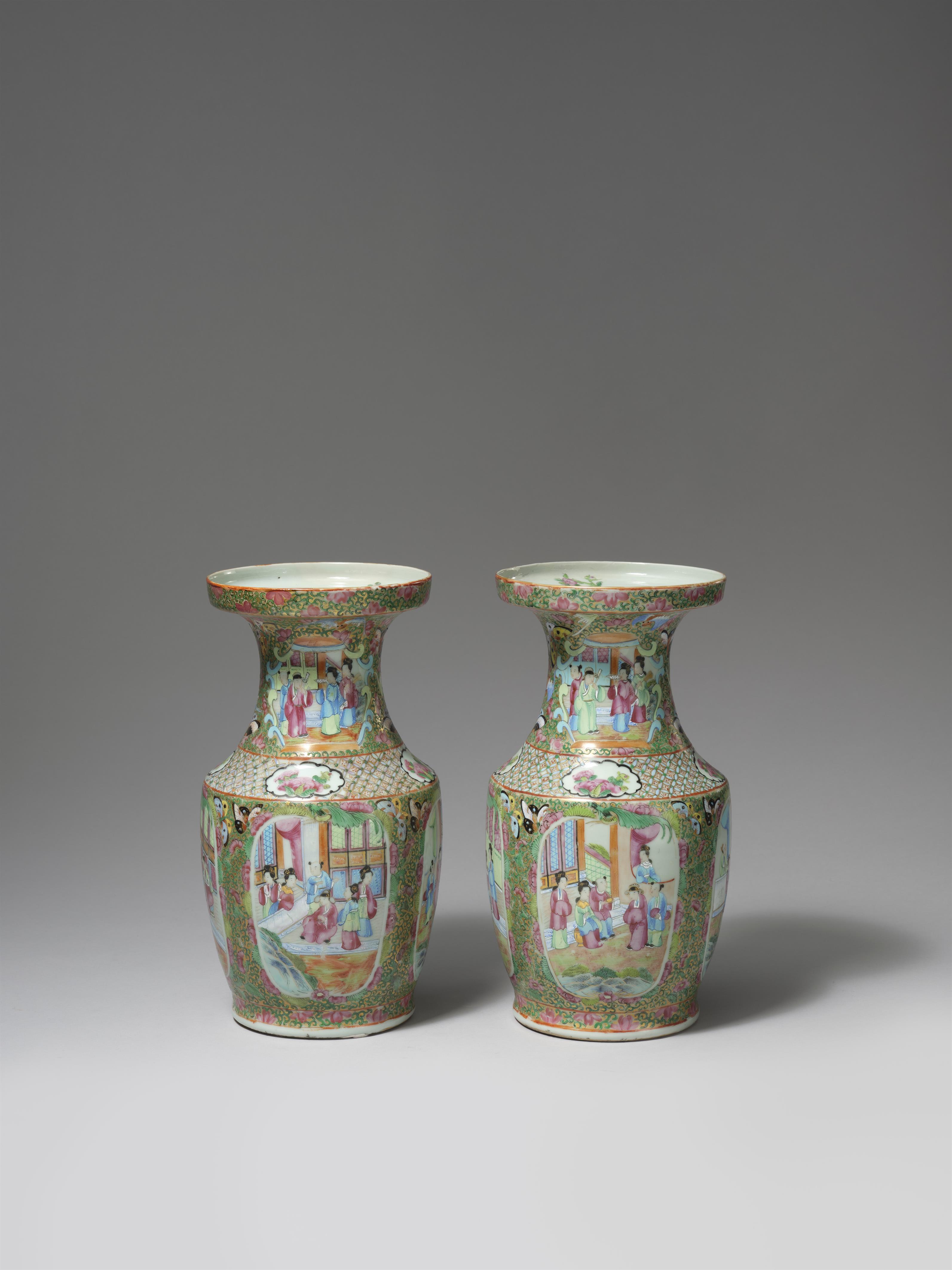 A pair of Canton famille rose vases. Qing dynasty, 19th century - image-3