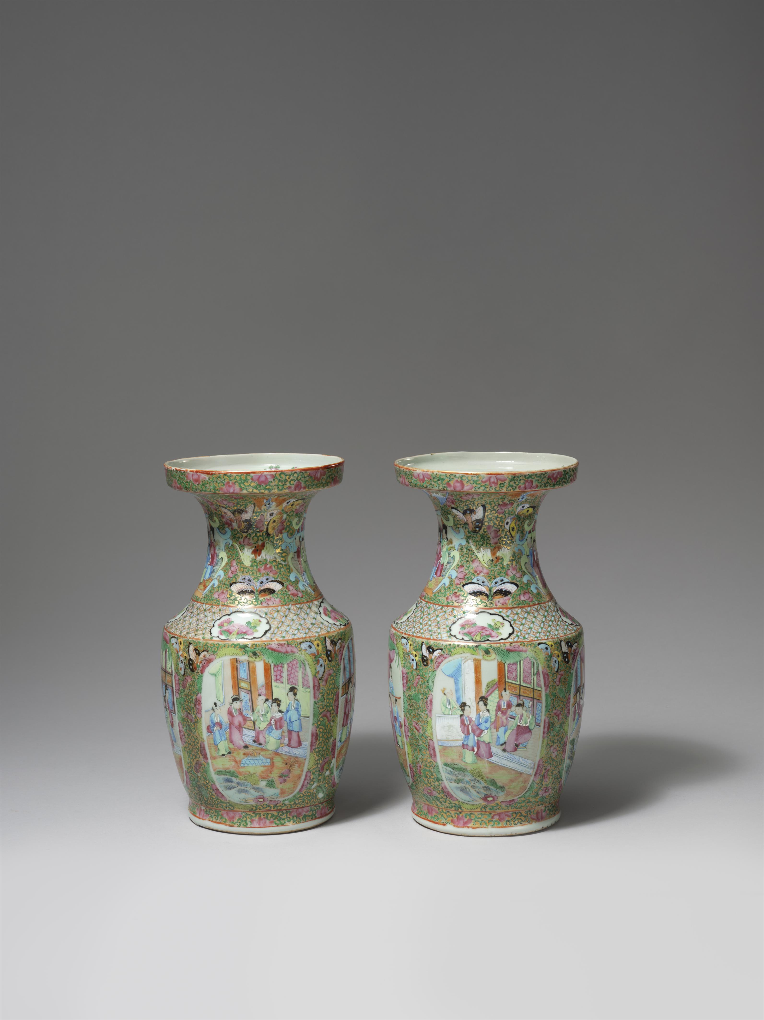 A pair of Canton famille rose vases. Qing dynasty, 19th century - image-4