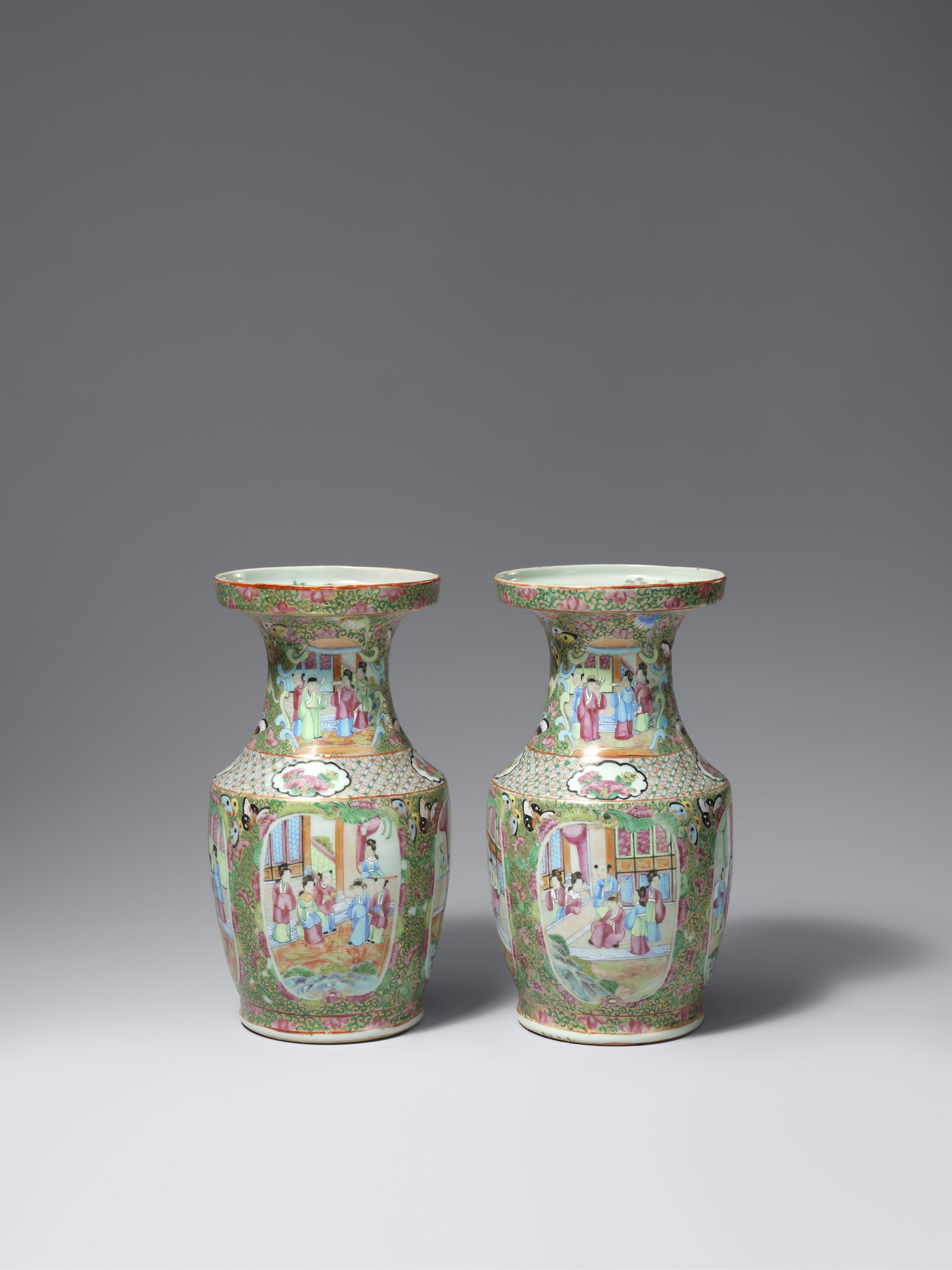 A pair of Canton famille rose vases. Qing dynasty, 19th century - image-1