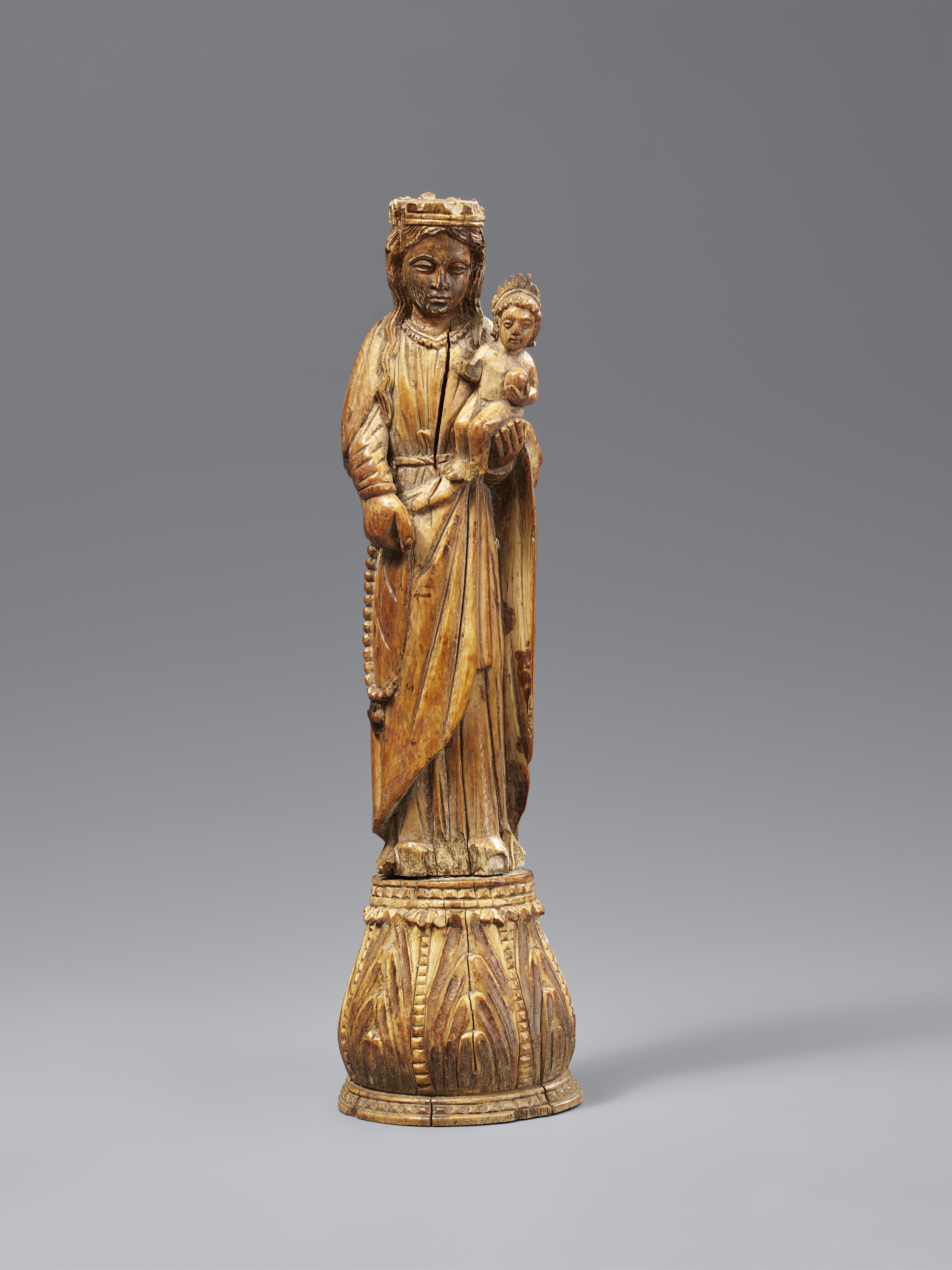 An Indo-Portuguese ivory figure of the Virgin Mary with a rosary. India, Goa. 17th/18th century - image-1