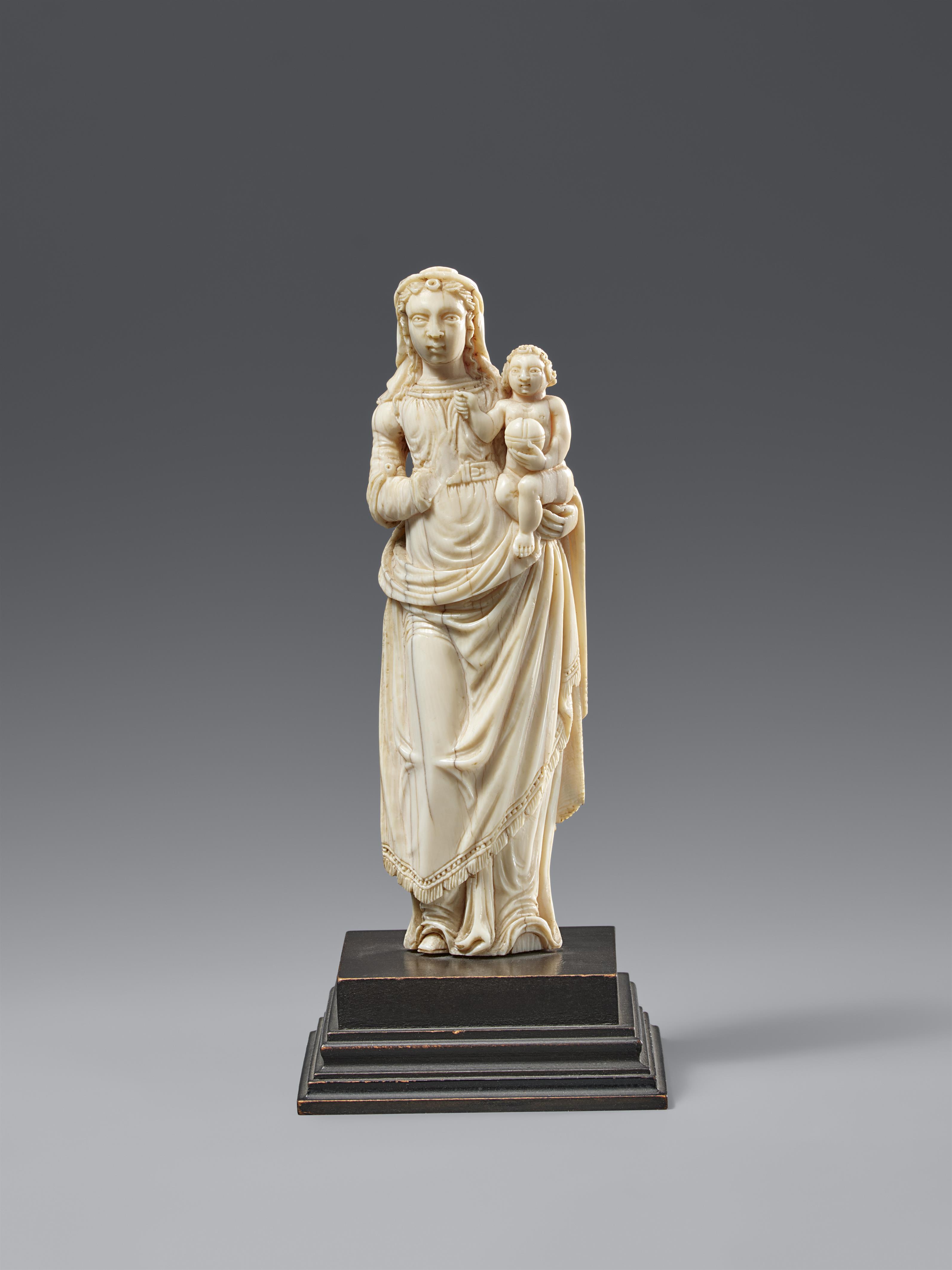 Indo-portugiesische Figur der Maria mit Jesuskind. Elfenbein. Indien, Goa. 18. Jh. - image-1