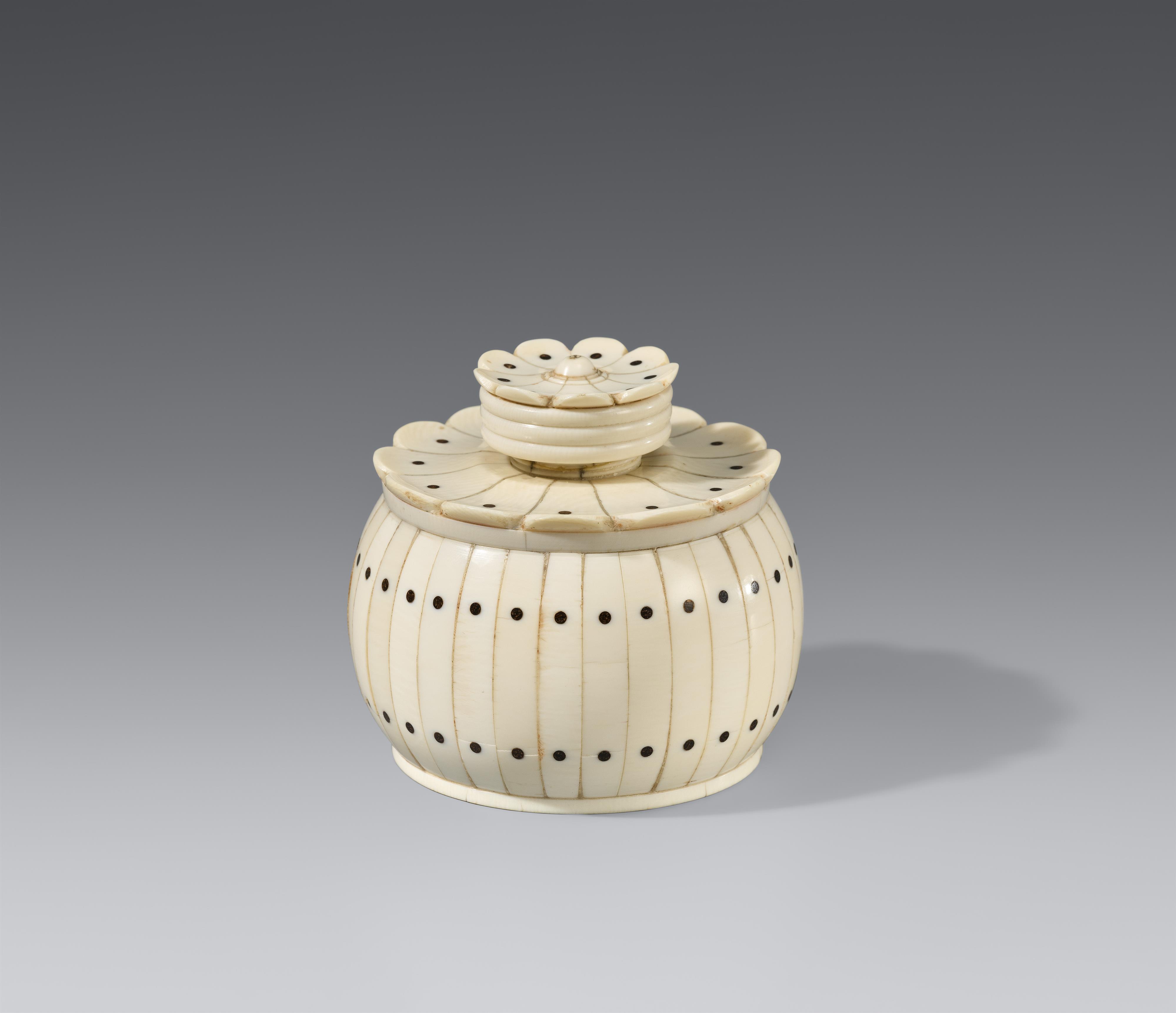 A small possibly Vizagatapam ivory-veneered box with a wood core. India. 19th century - image-4