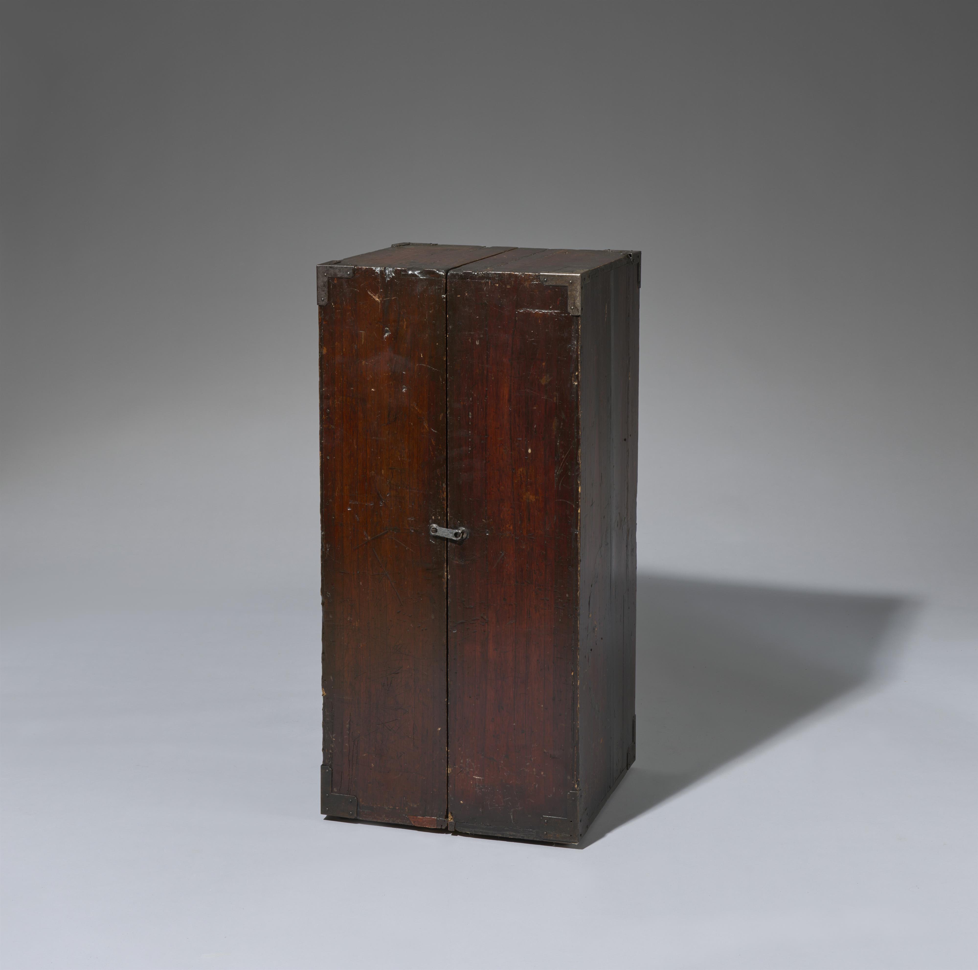 Apothekertruhe (kusuri tansu). Kiri-Holz, lackiert. 19. Jh. - image-2