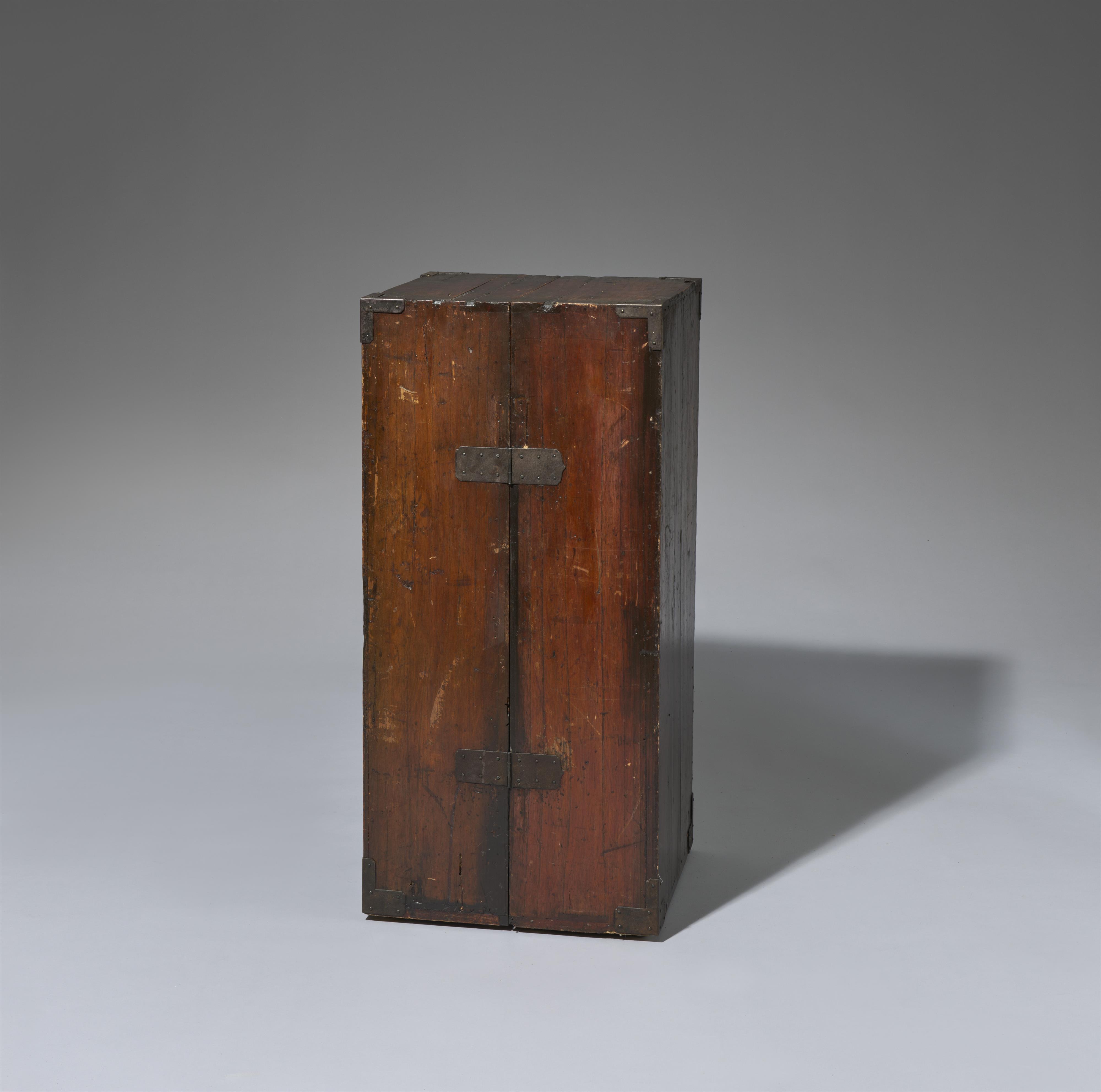 A kiri wood medicine chest (kusuri tansu). 19th century - image-3