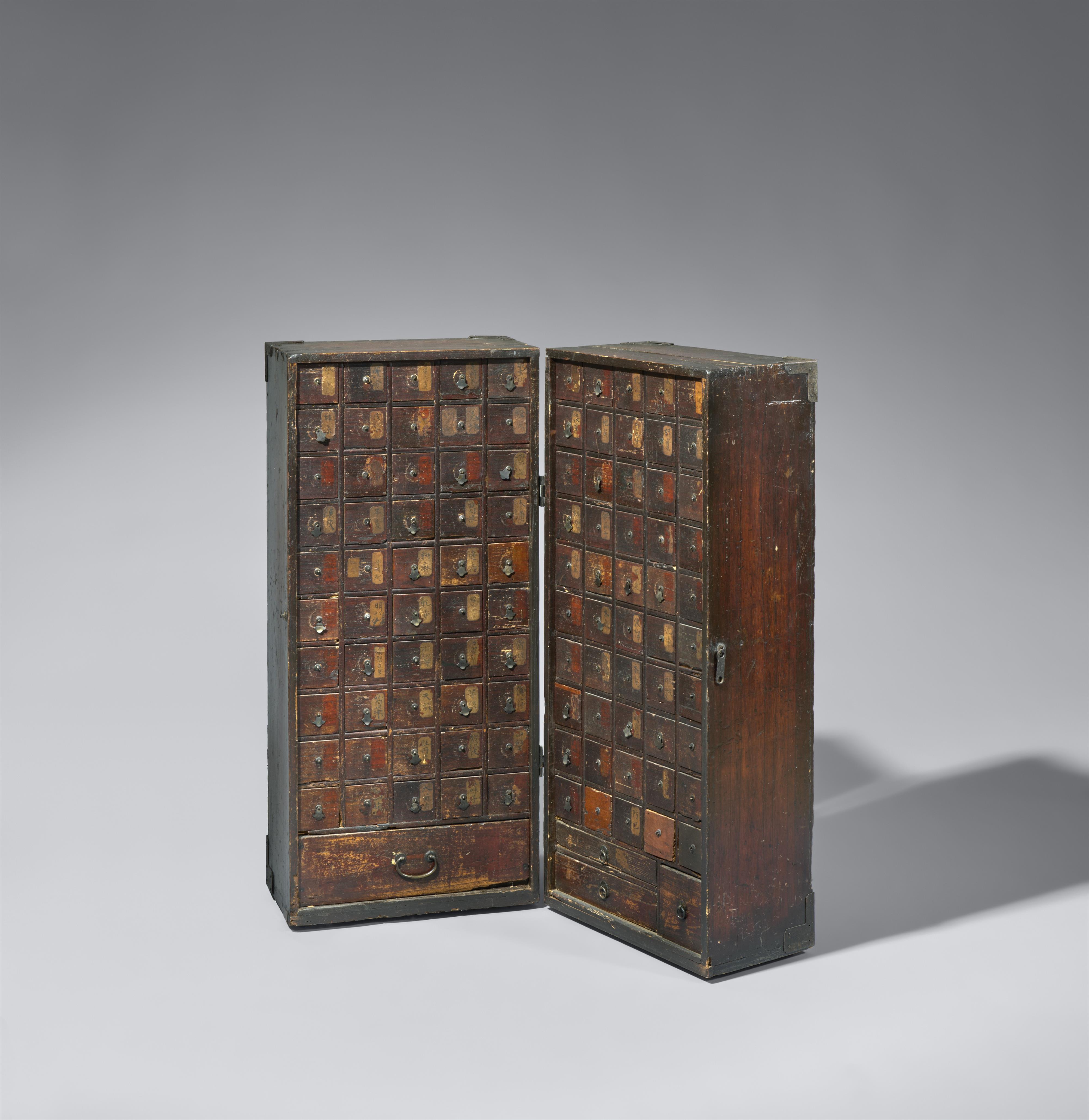 A kiri wood medicine chest (kusuri tansu). 19th century - image-1