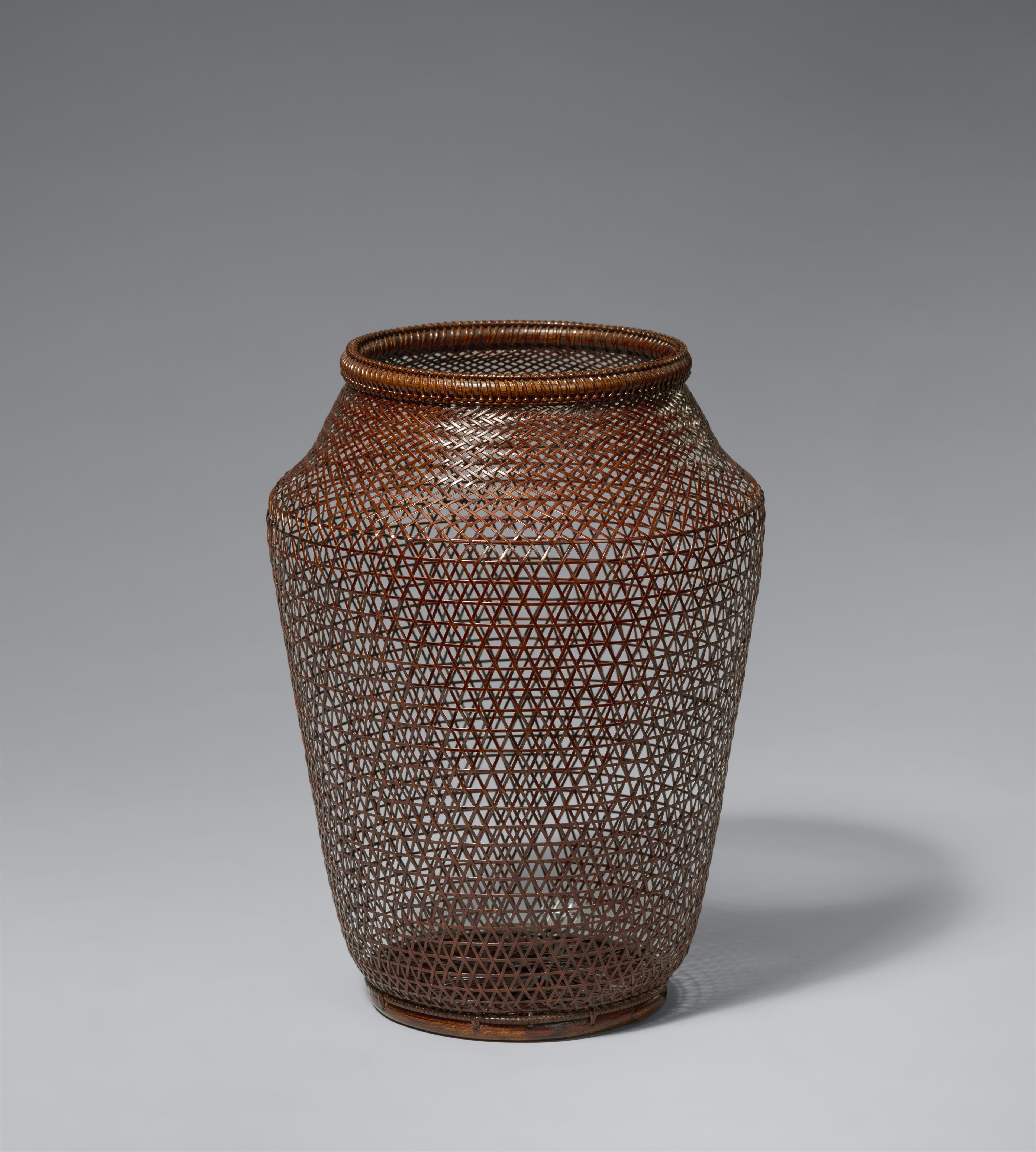 A small woven bamboo and rattan ikebana basket by Maeda Chikubôsai (1917-2003) - image-1