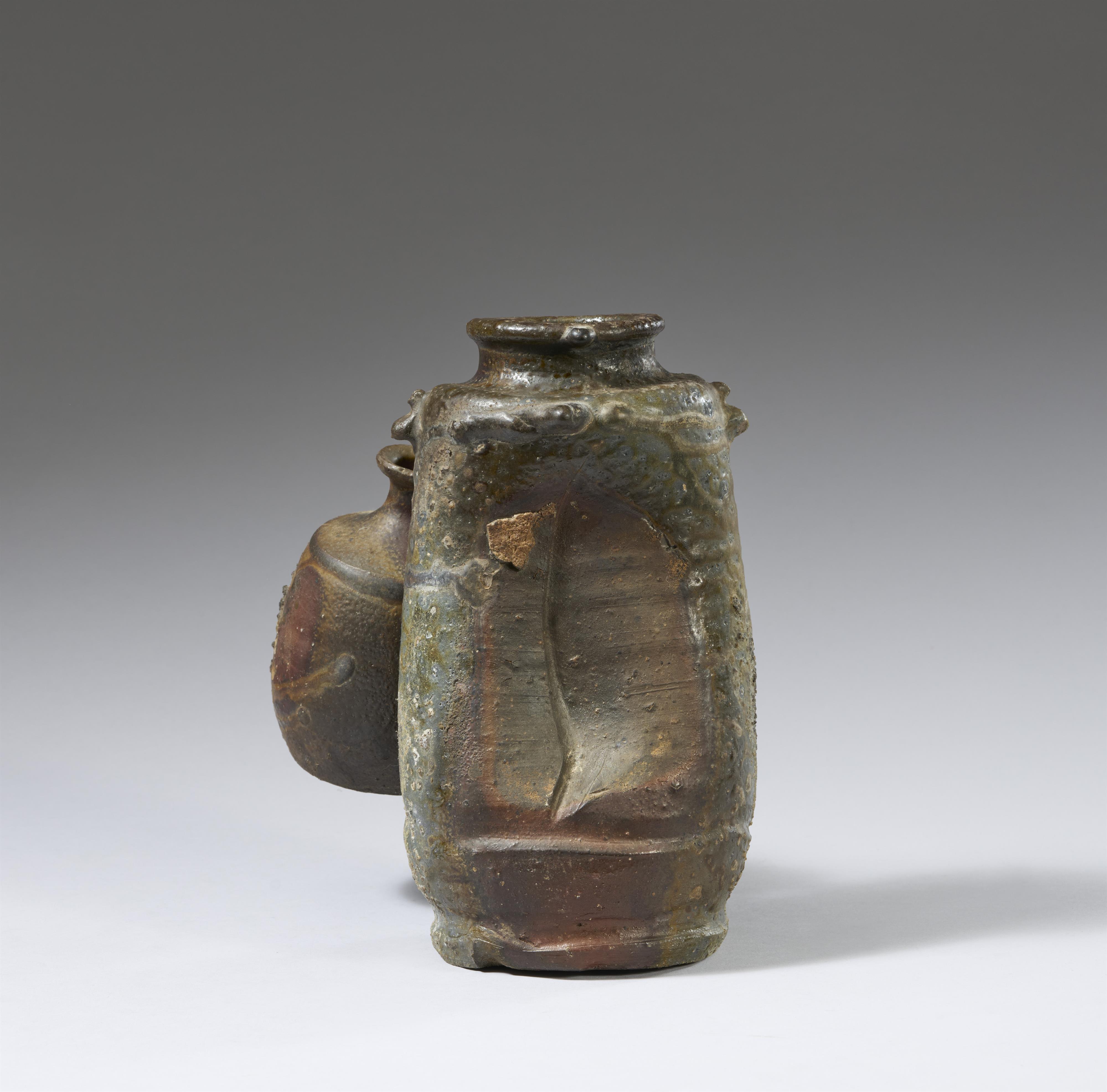 Vase (hanaire) mit angebackener kleiner Sake-Flasche (tokkuri). Bizen-Ware. Edo-Zeit - image-2