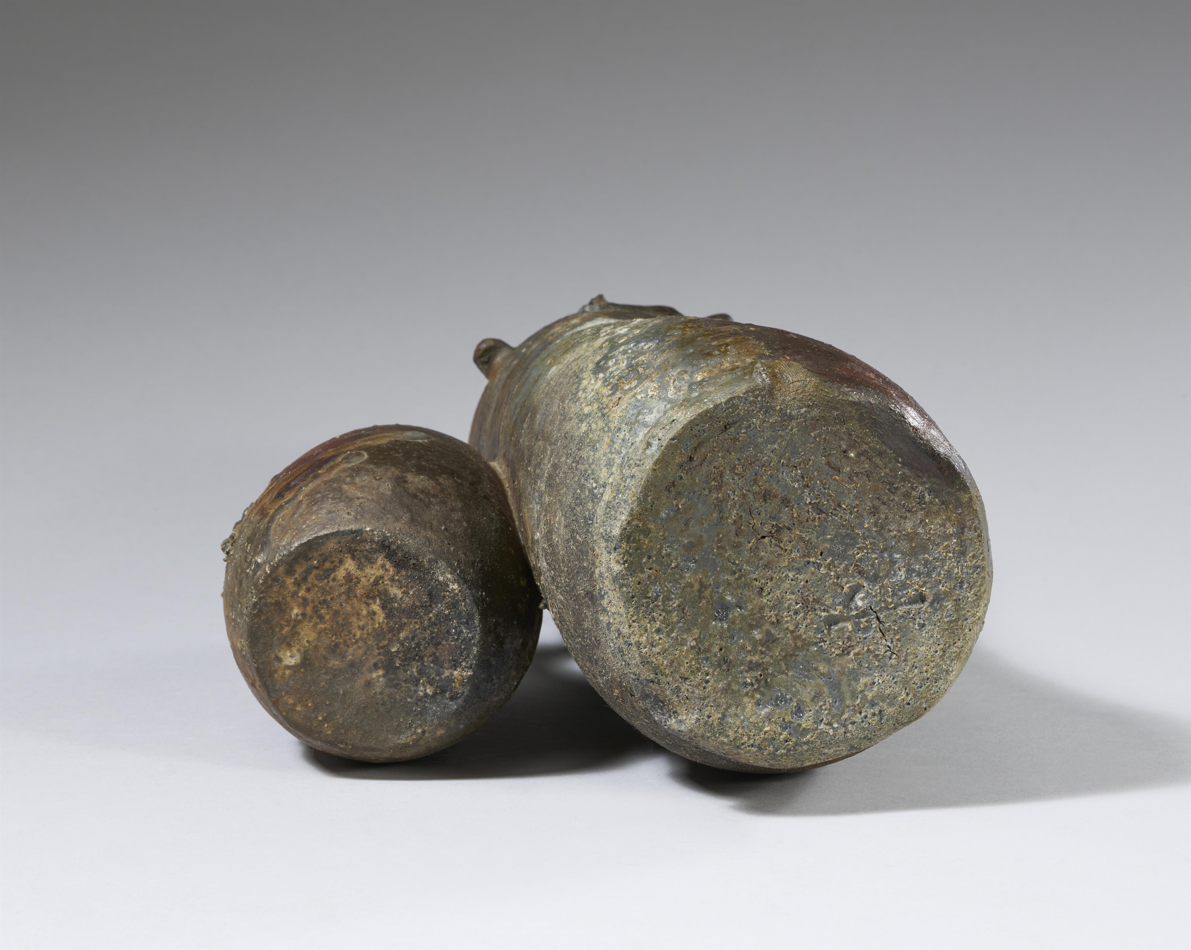 Vase (hanaire) mit angebackener kleiner Sake-Flasche (tokkuri). Bizen-Ware. Edo-Zeit - image-3