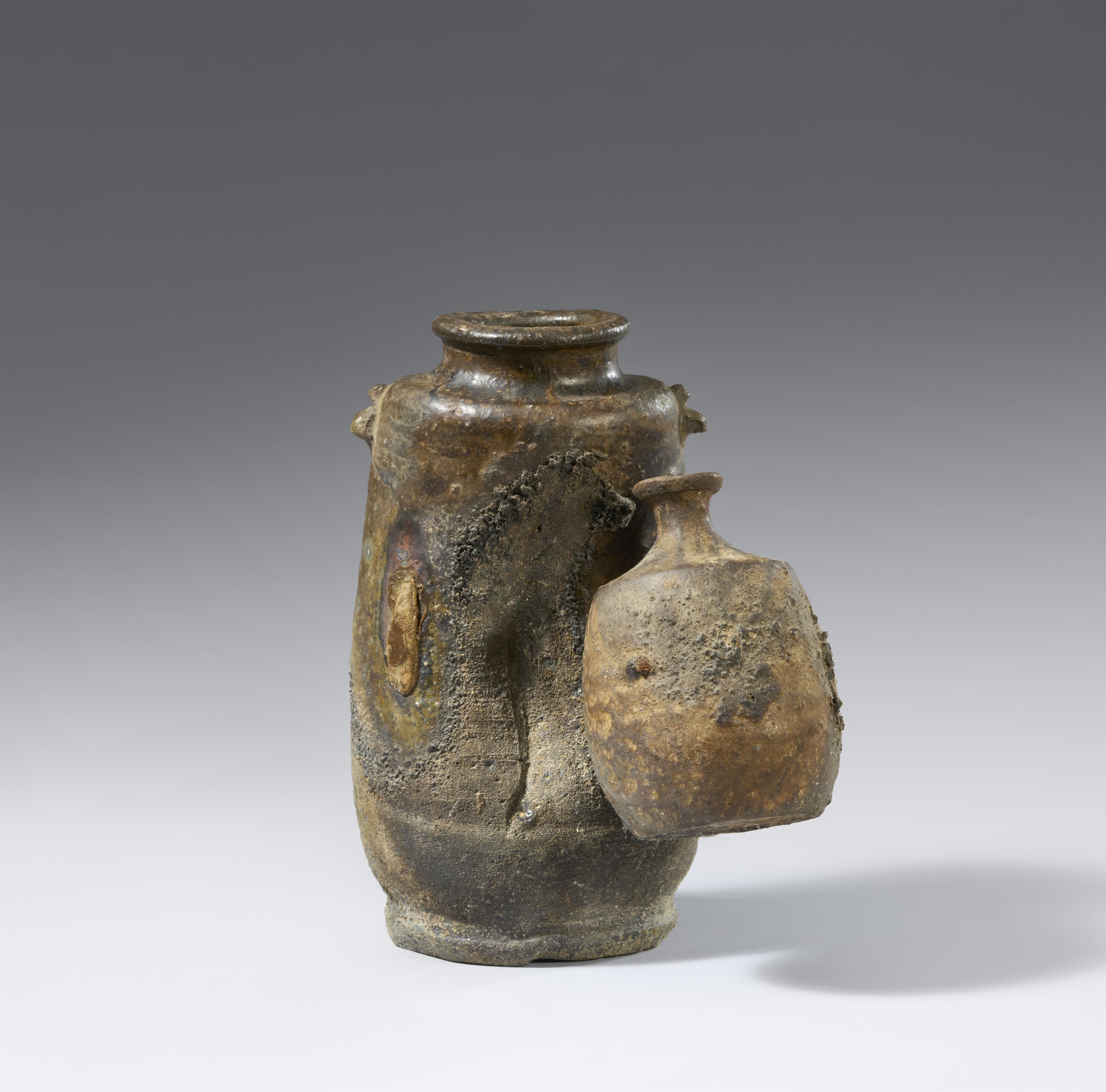 Vase (hanaire) mit angebackener kleiner Sake-Flasche (tokkuri). Bizen-Ware. Edo-Zeit - image-1