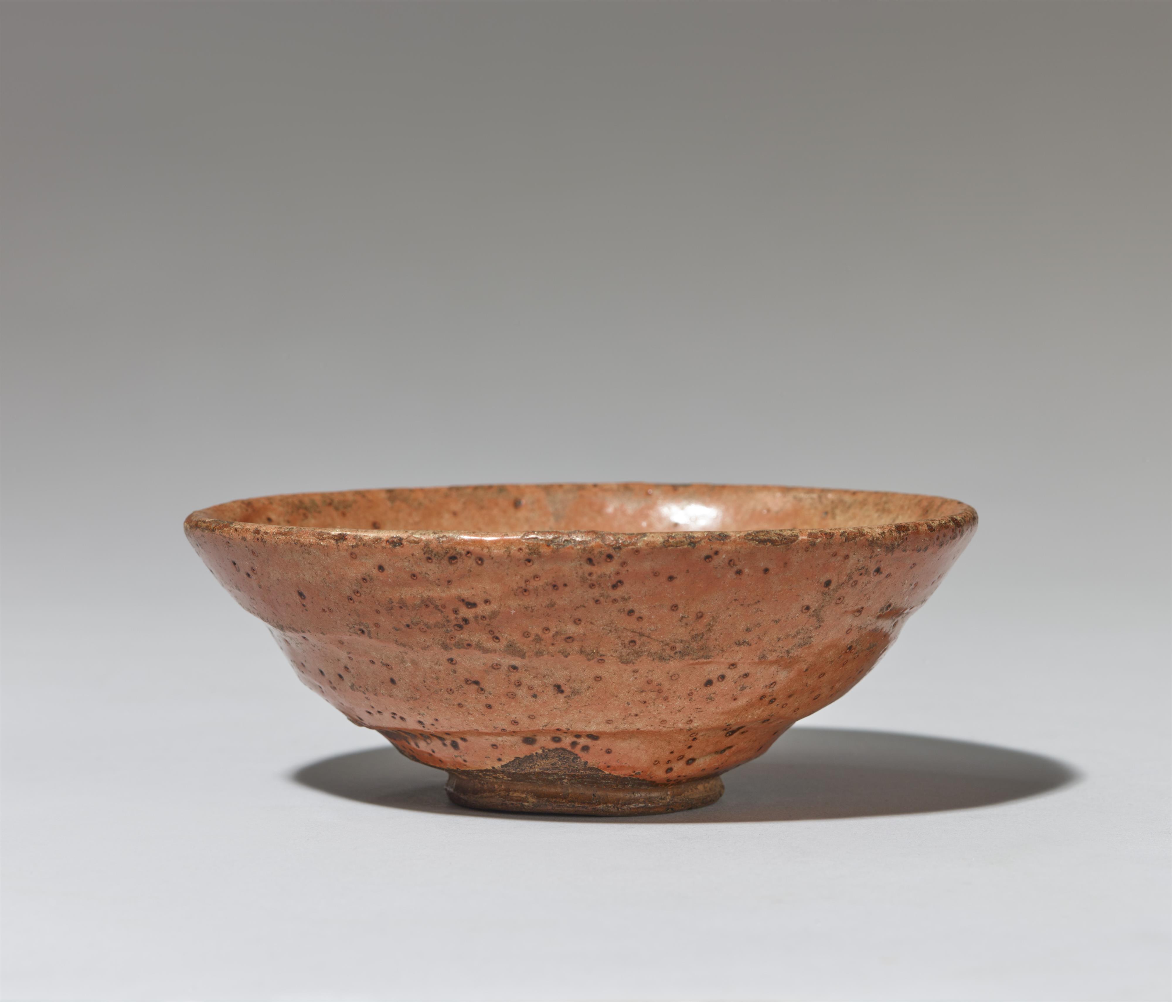 An oval-shaped aka raku chawan. Kyoto. 18th century - image-2