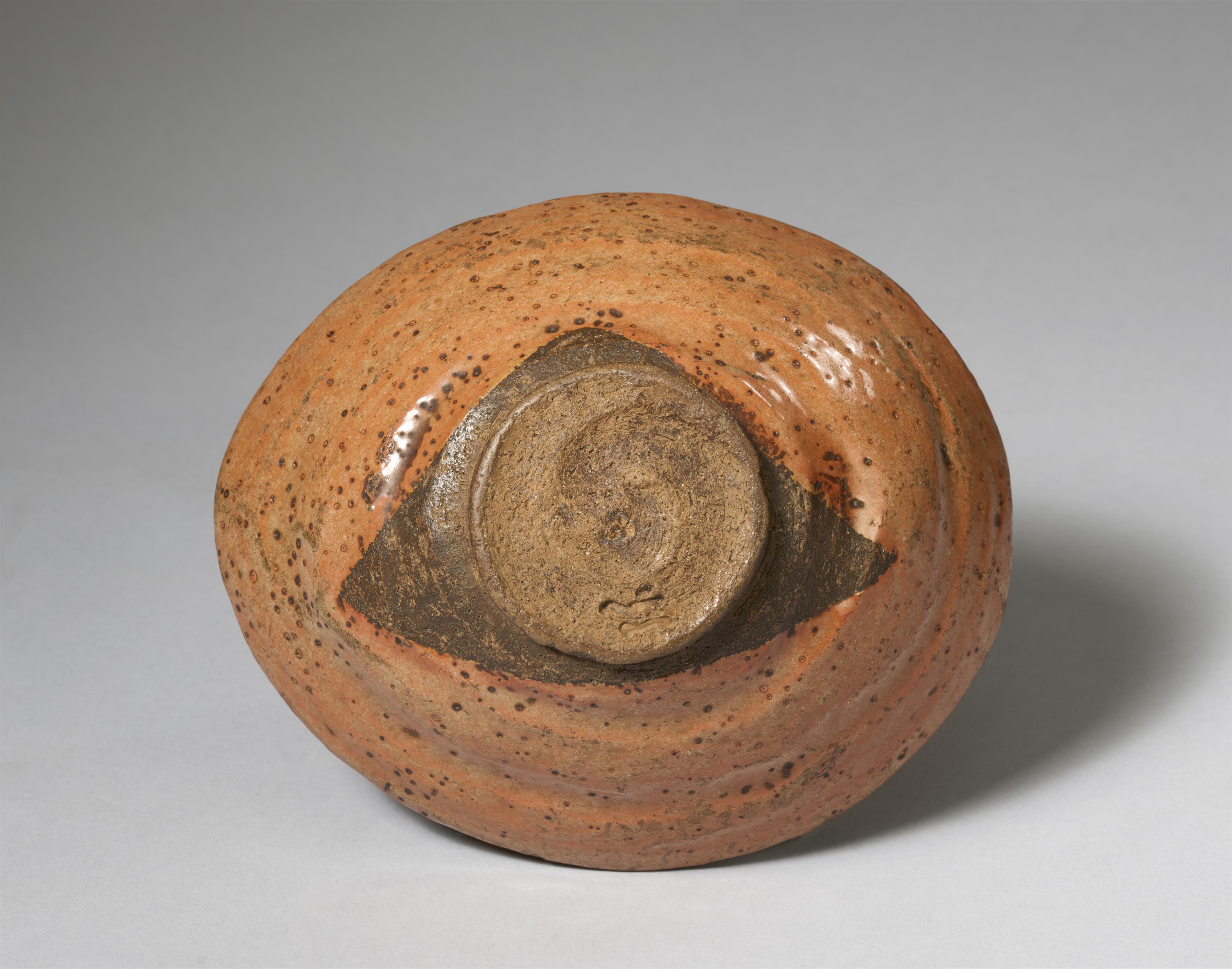 An oval-shaped aka raku chawan. Kyoto. 18th century - image-3