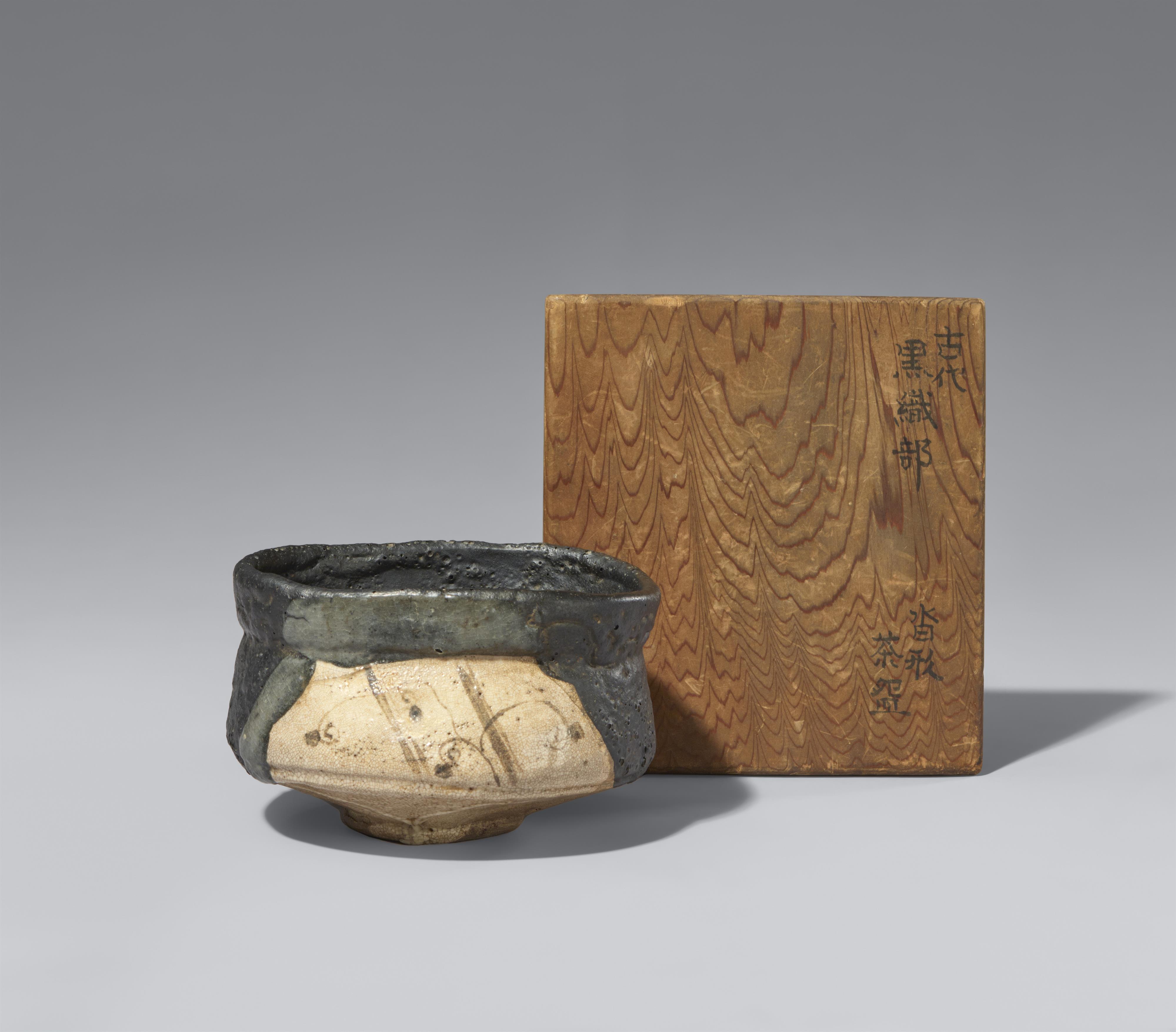 A Kuro-Oribe chawan. Mino area. Early Edo period, 17th century - image-1