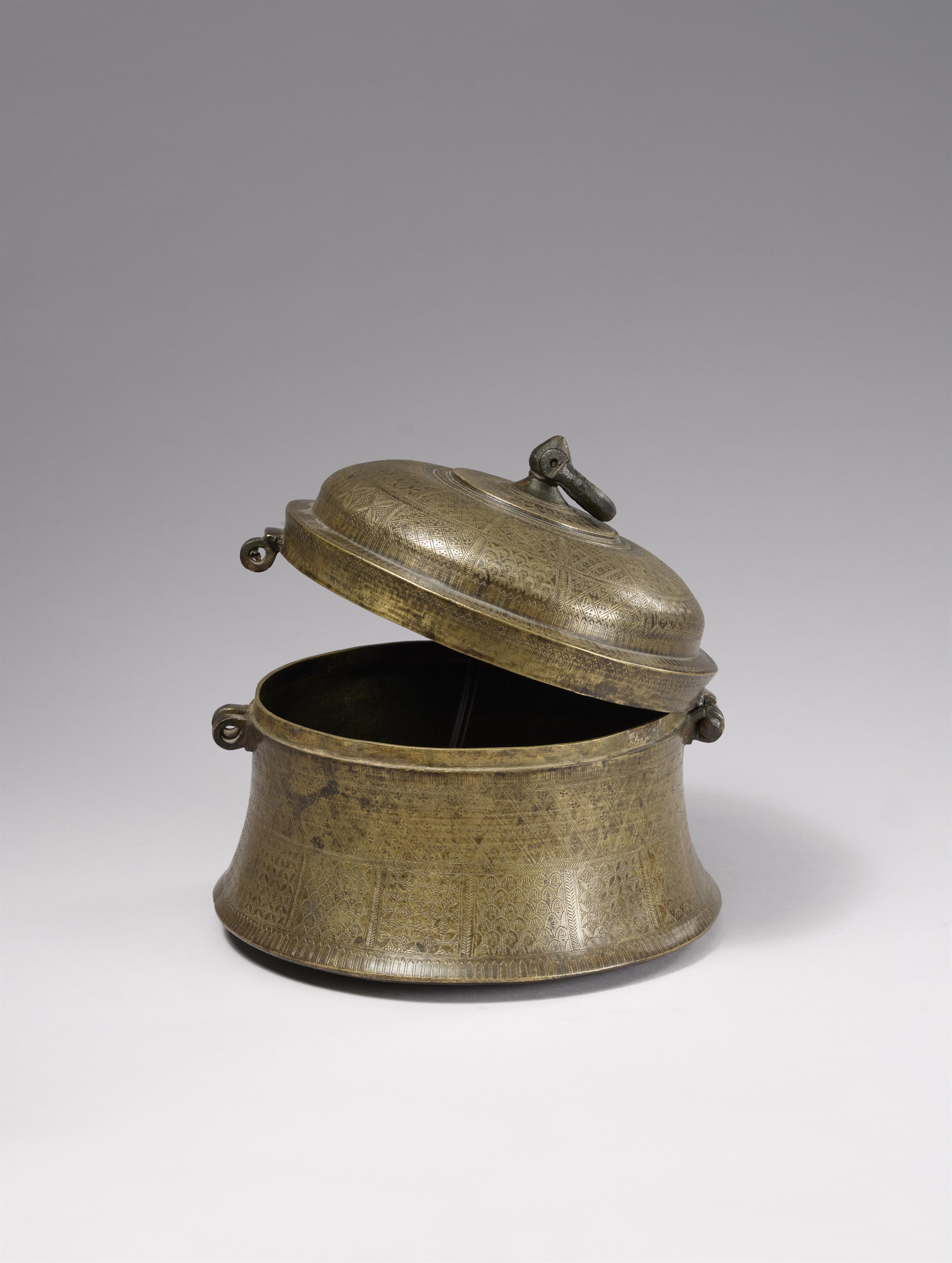 A Rajasthani bronze betel and spice box (pandan). Northern India. 18th/early 19th century - image-2