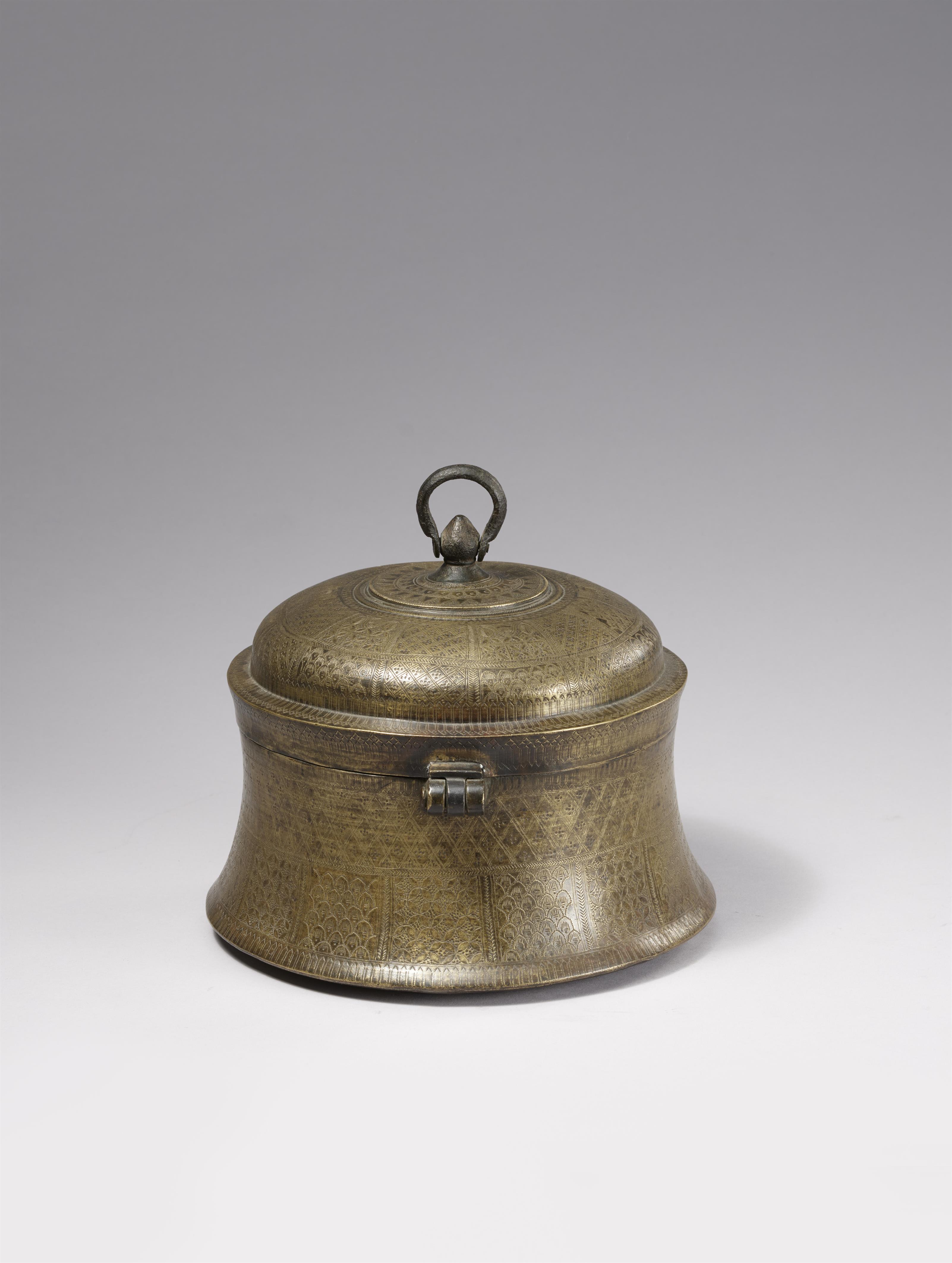 A Rajasthani bronze betel and spice box (pandan). Northern India. 18th/early 19th century - image-3