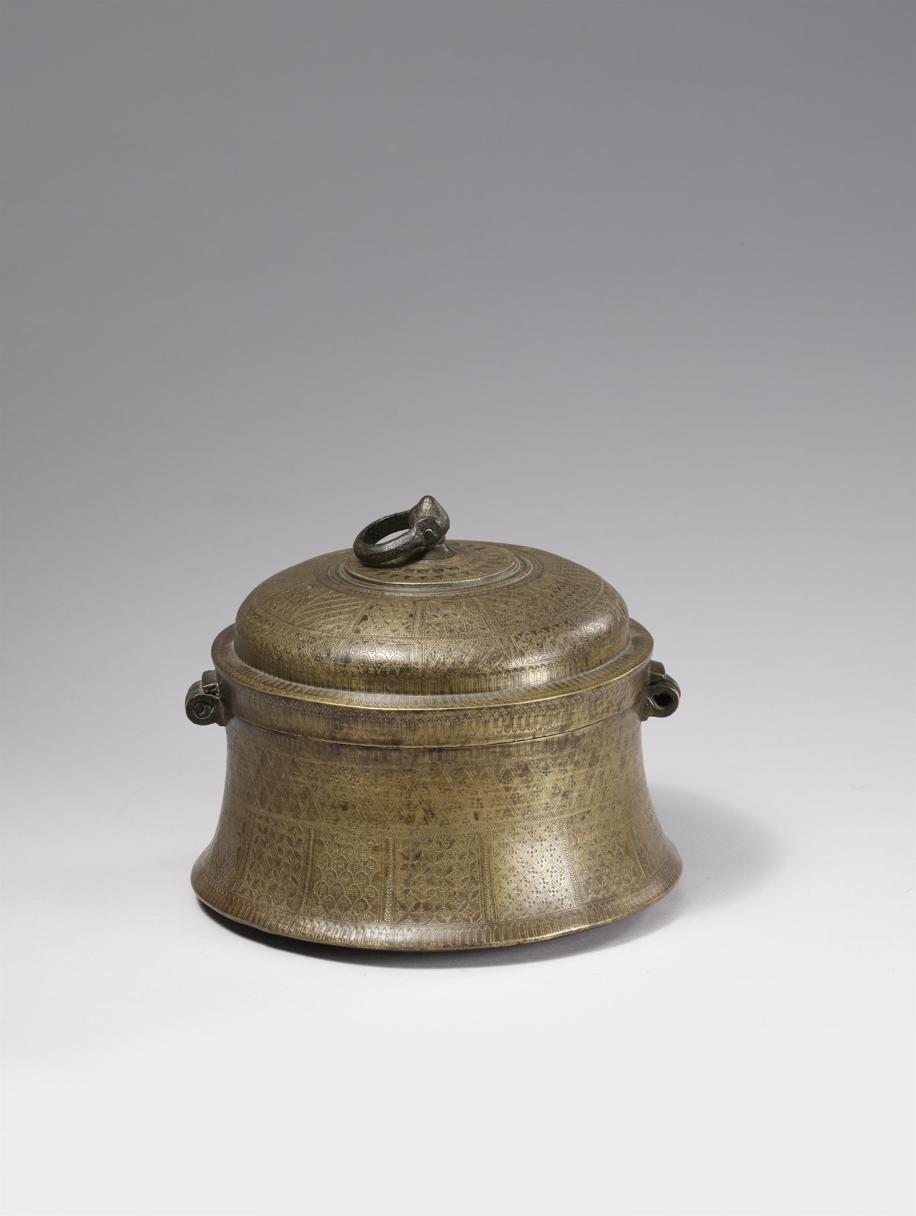 A Rajasthani bronze betel and spice box (pandan). Northern India. 18th/early 19th century - image-4