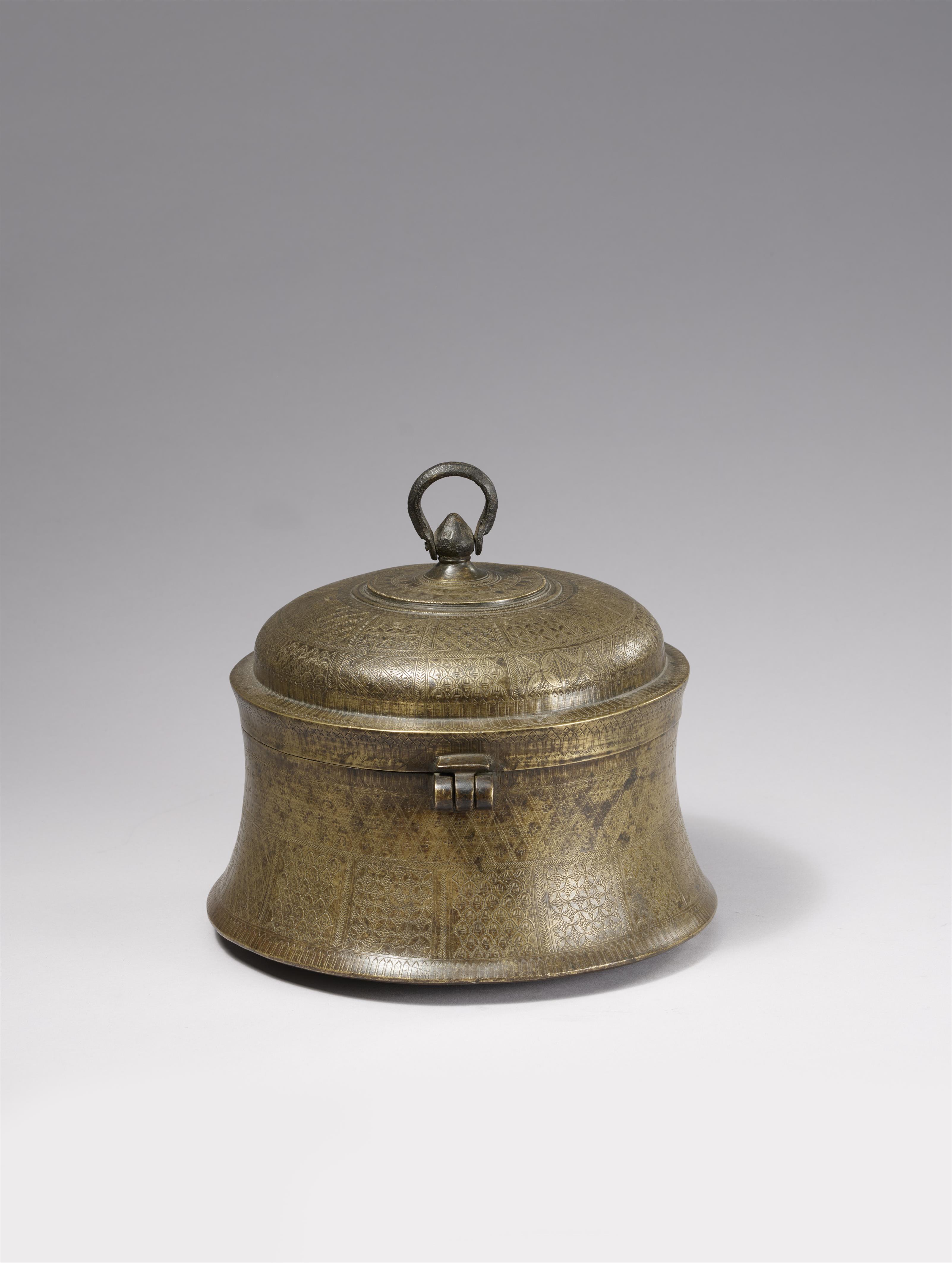 A Rajasthani bronze betel and spice box (pandan). Northern India. 18th/early 19th century - image-5