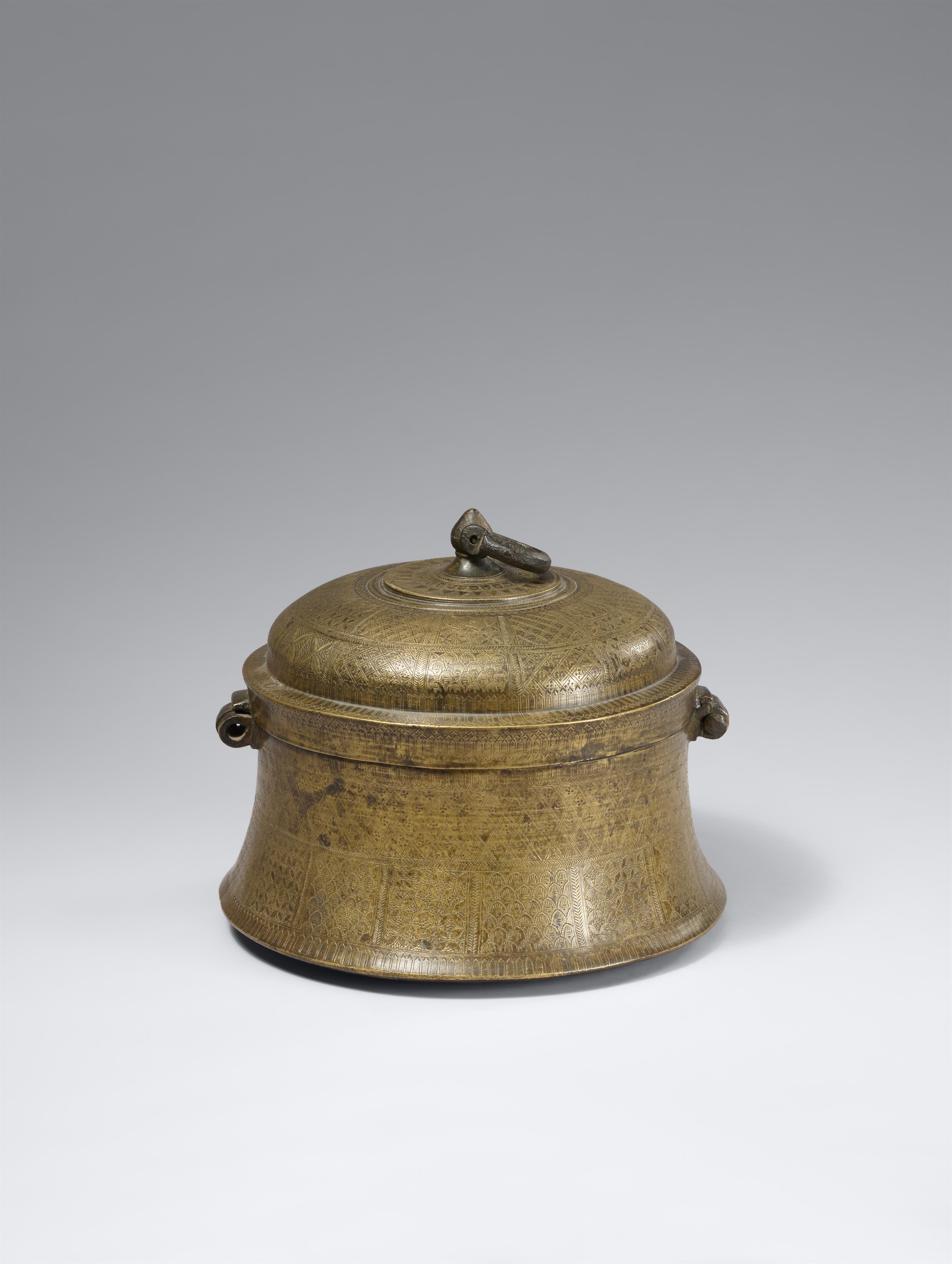 Dose für Gewürze und Betel (pandan). Bronze. Indien, Rajasthan. 18./frühes 19. Jh. - image-1