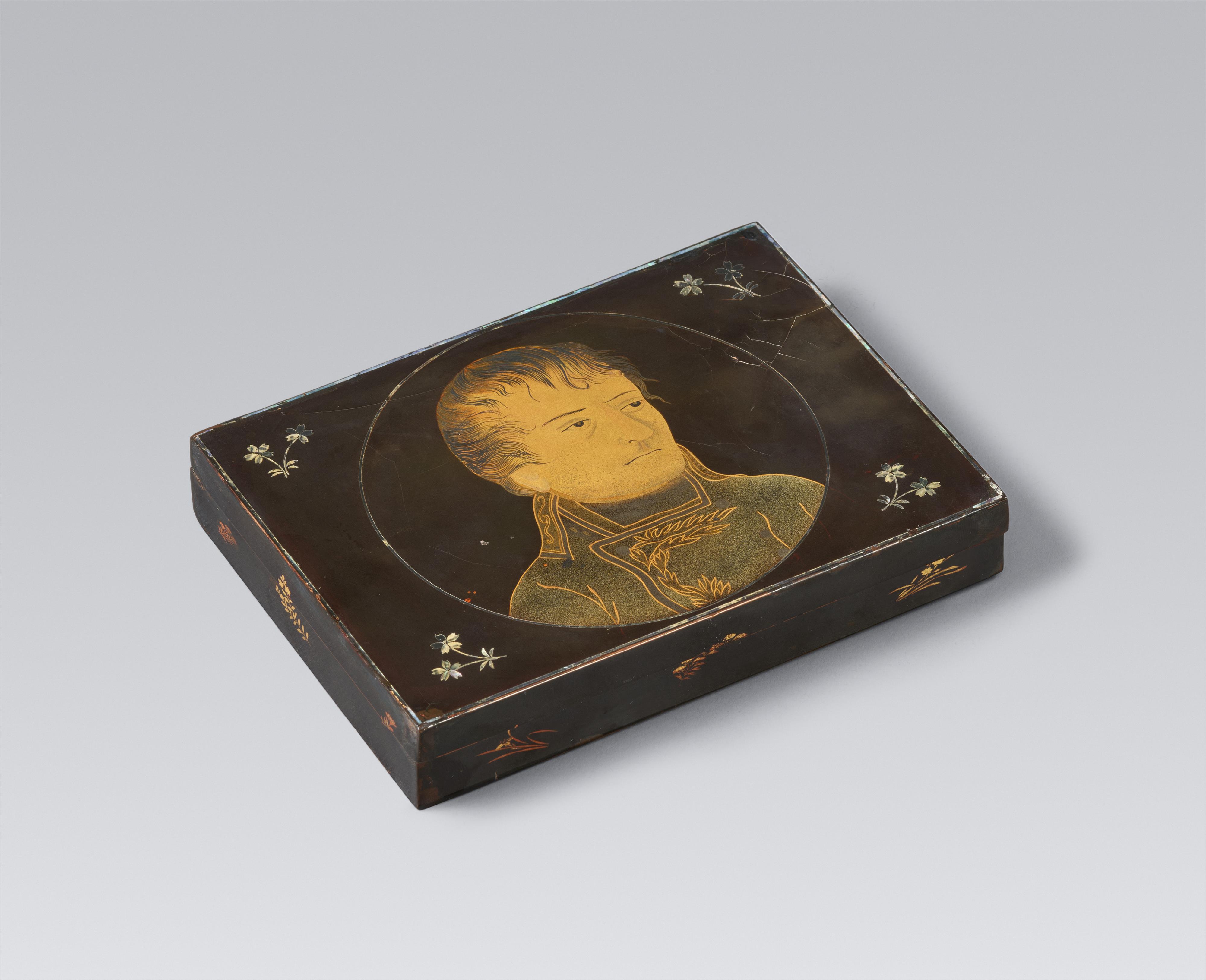 A Nagasaki black lacquer on metal and aogai inlaid lidded box. Around 1805 - image-1