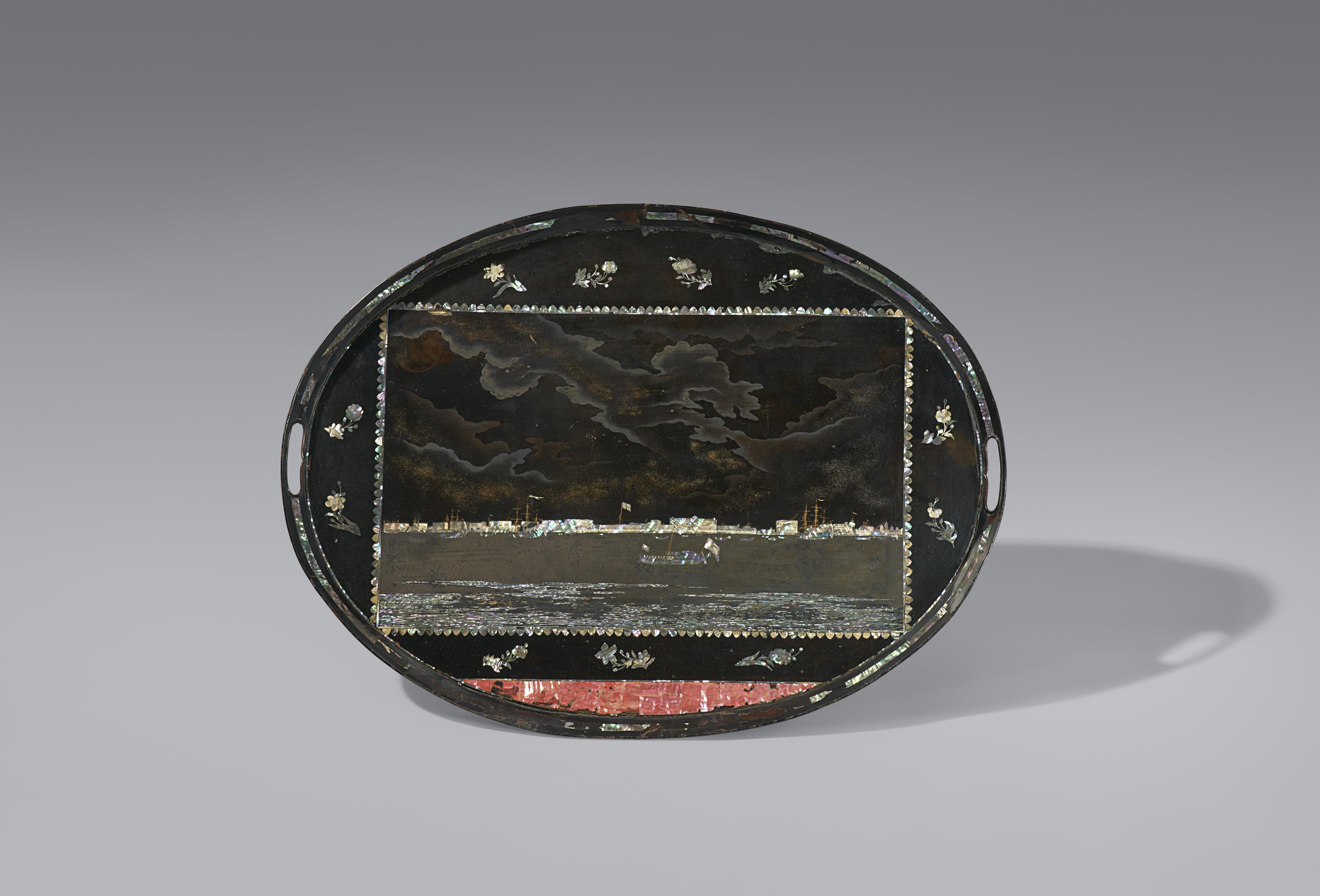 A very large Nagasaki wood and black lacquer tray. Around 1820-1830 - image-1