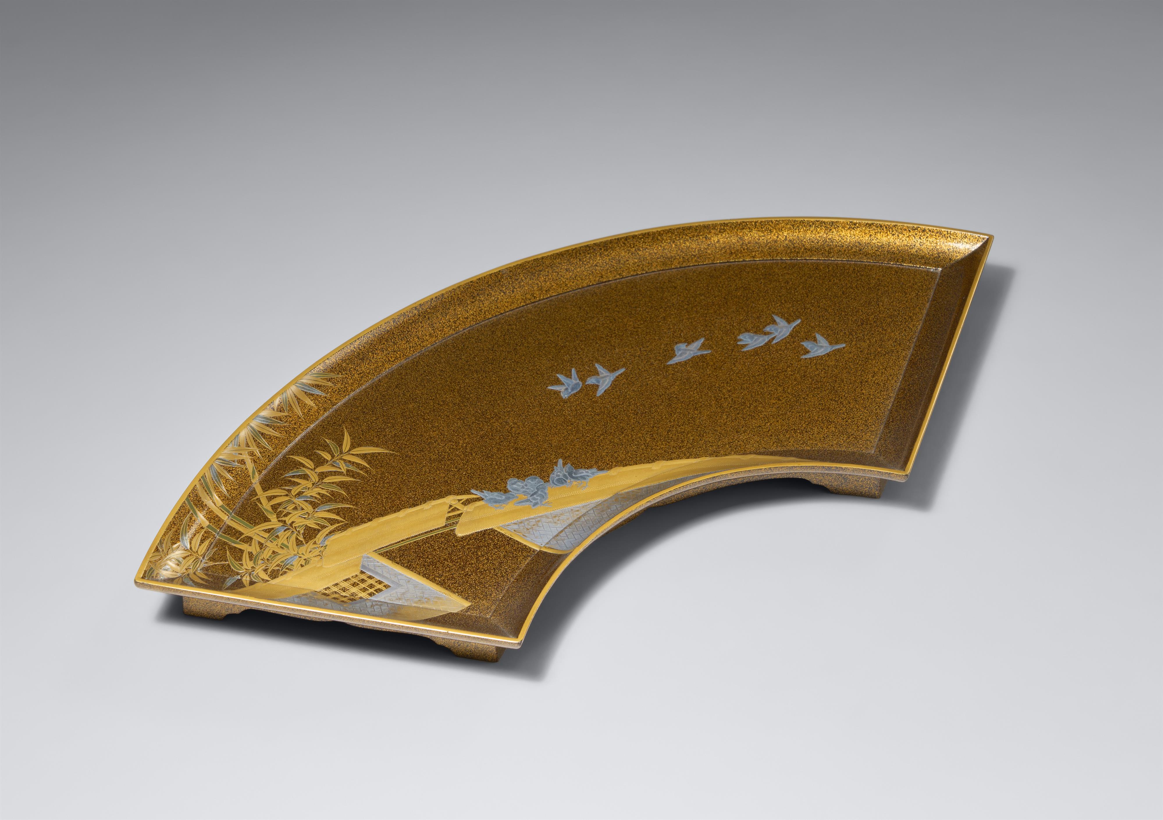 A fan-shaped tray. Wood and lacquer. 19th century - image-1