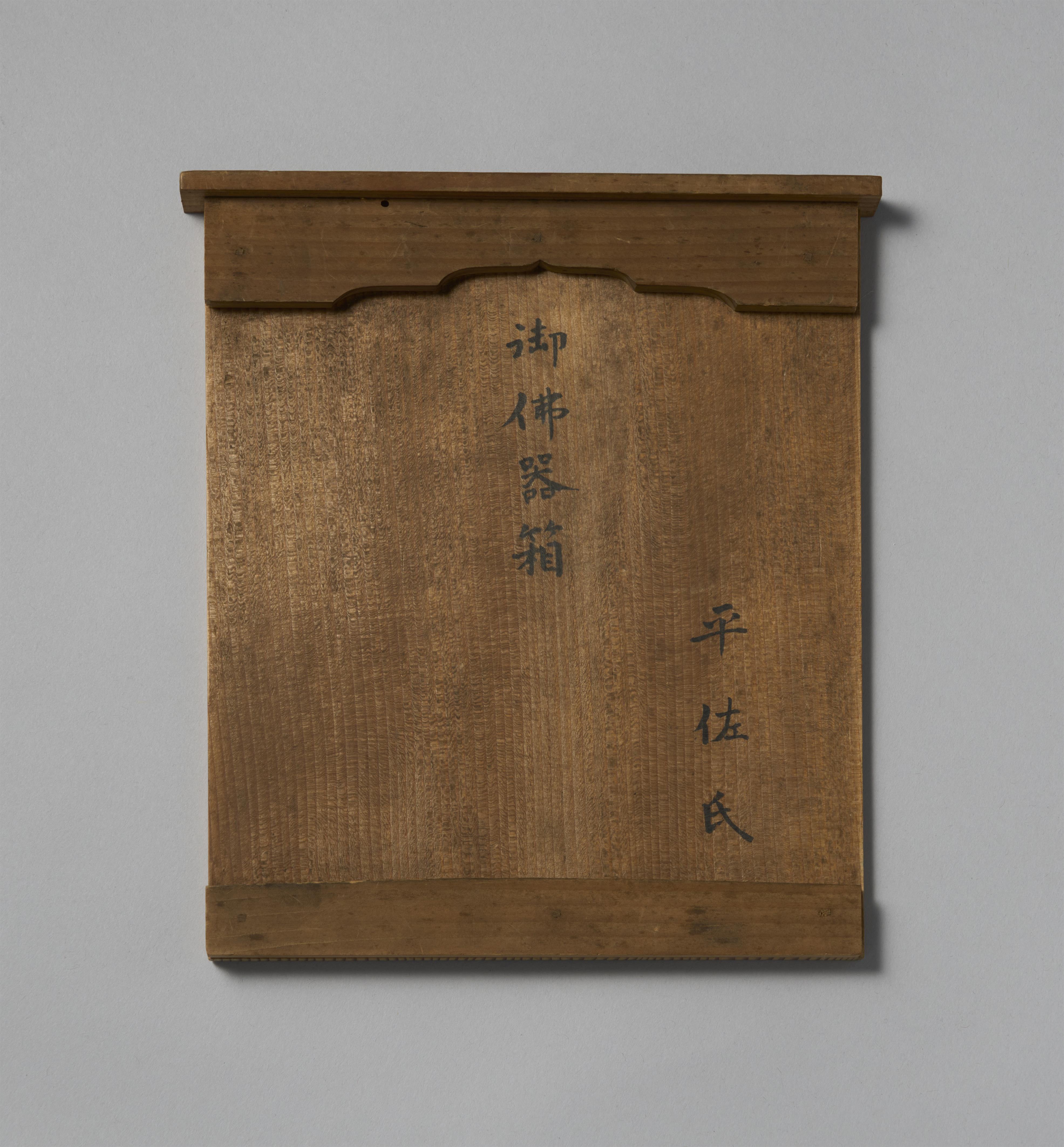 Kasten zur Aufbewahrung von Altarzubehör. Holz, Lack und Metall. Meiji-Zeit - image-3