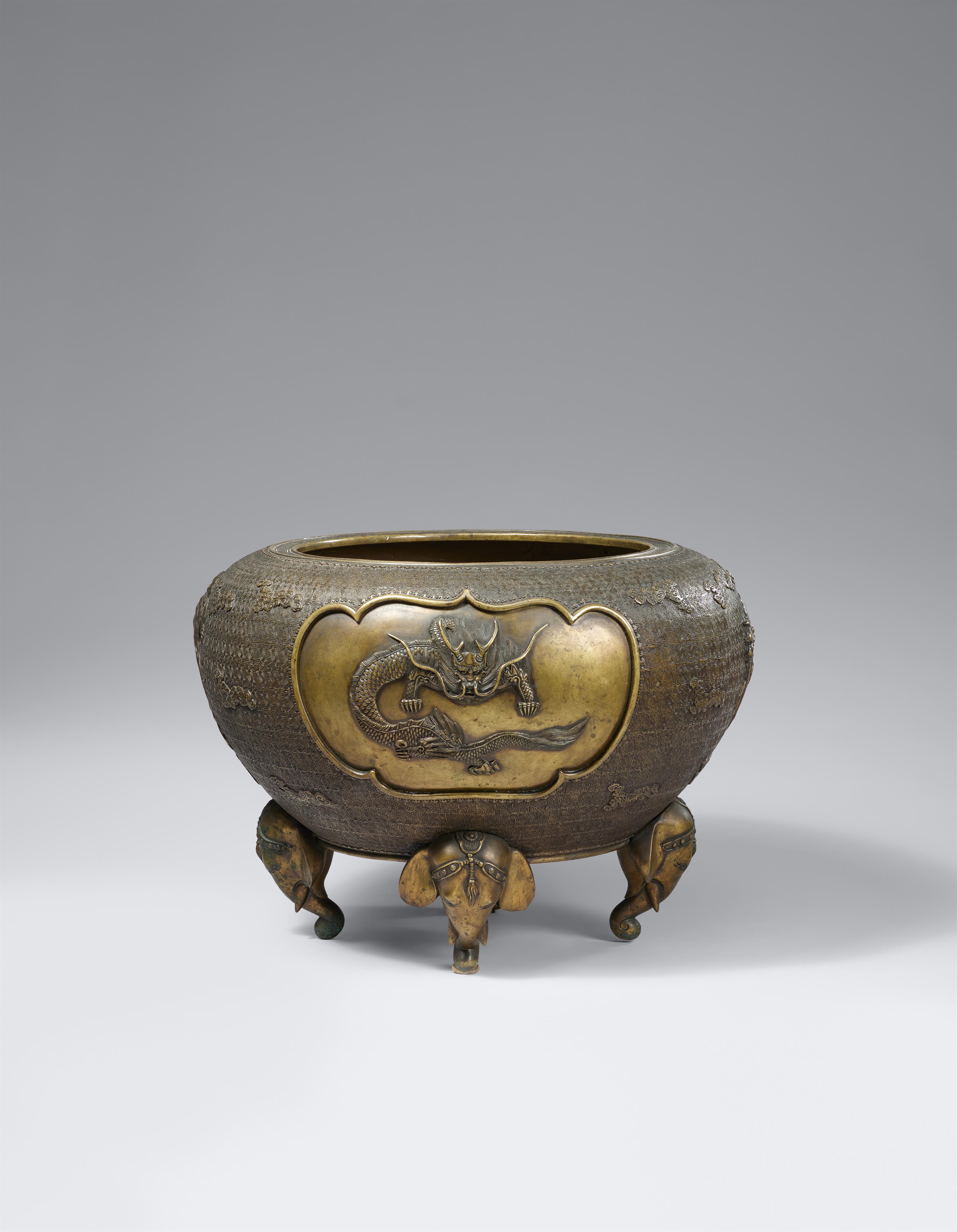 A large copper alloy basin. Meiji period - image-1