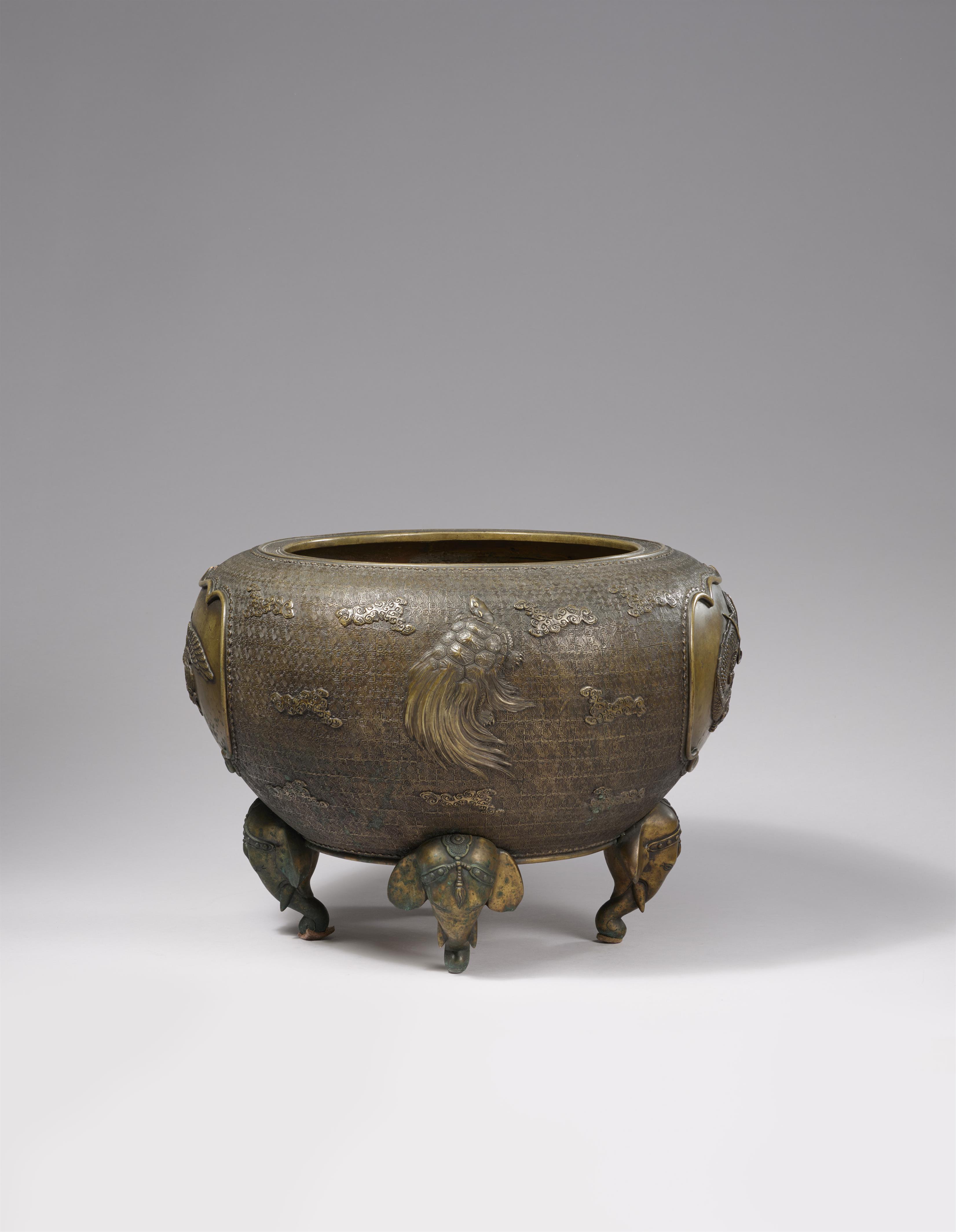 A large copper alloy basin. Meiji period - image-2