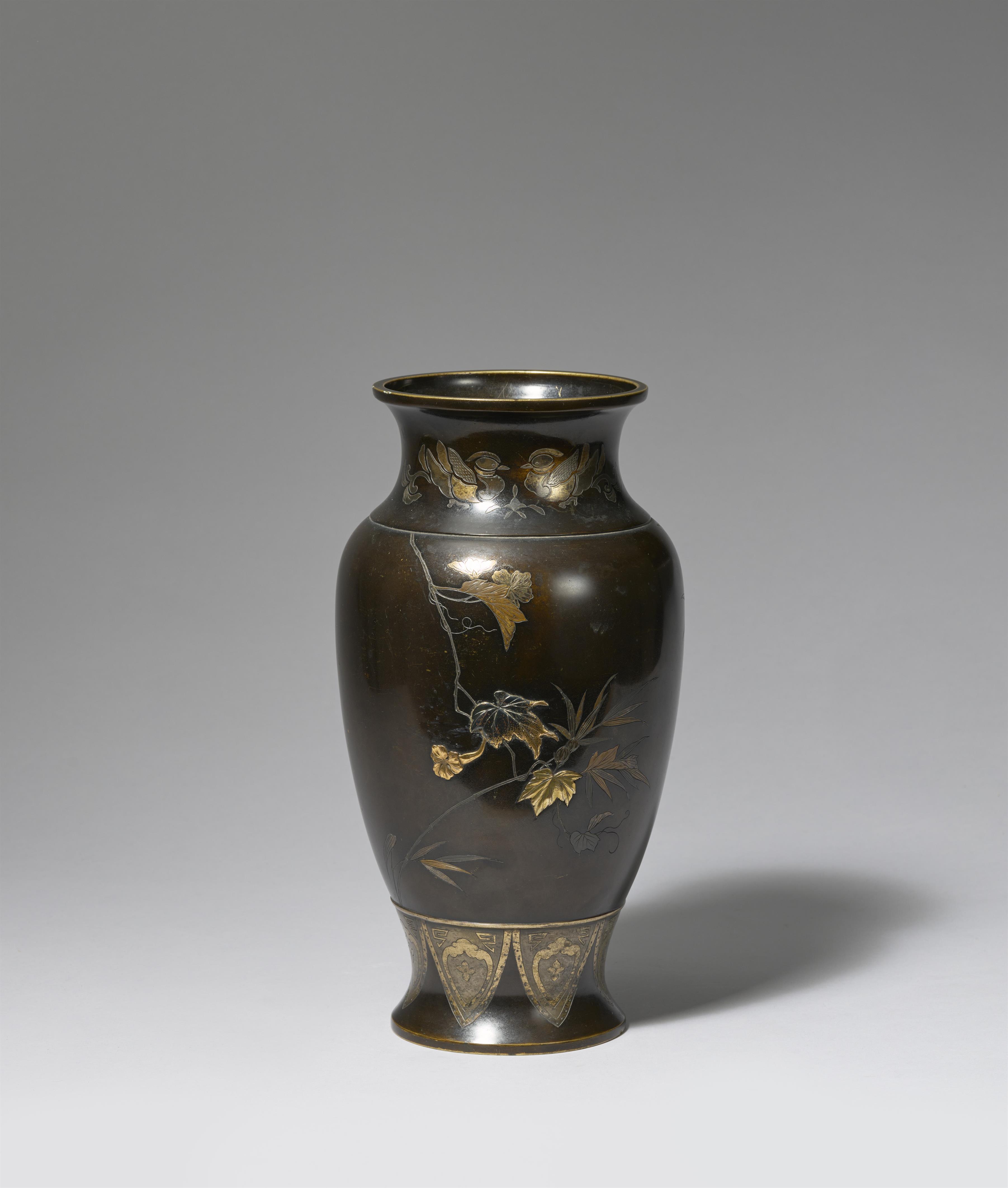 A bronze vase. Late 19th century - image-2