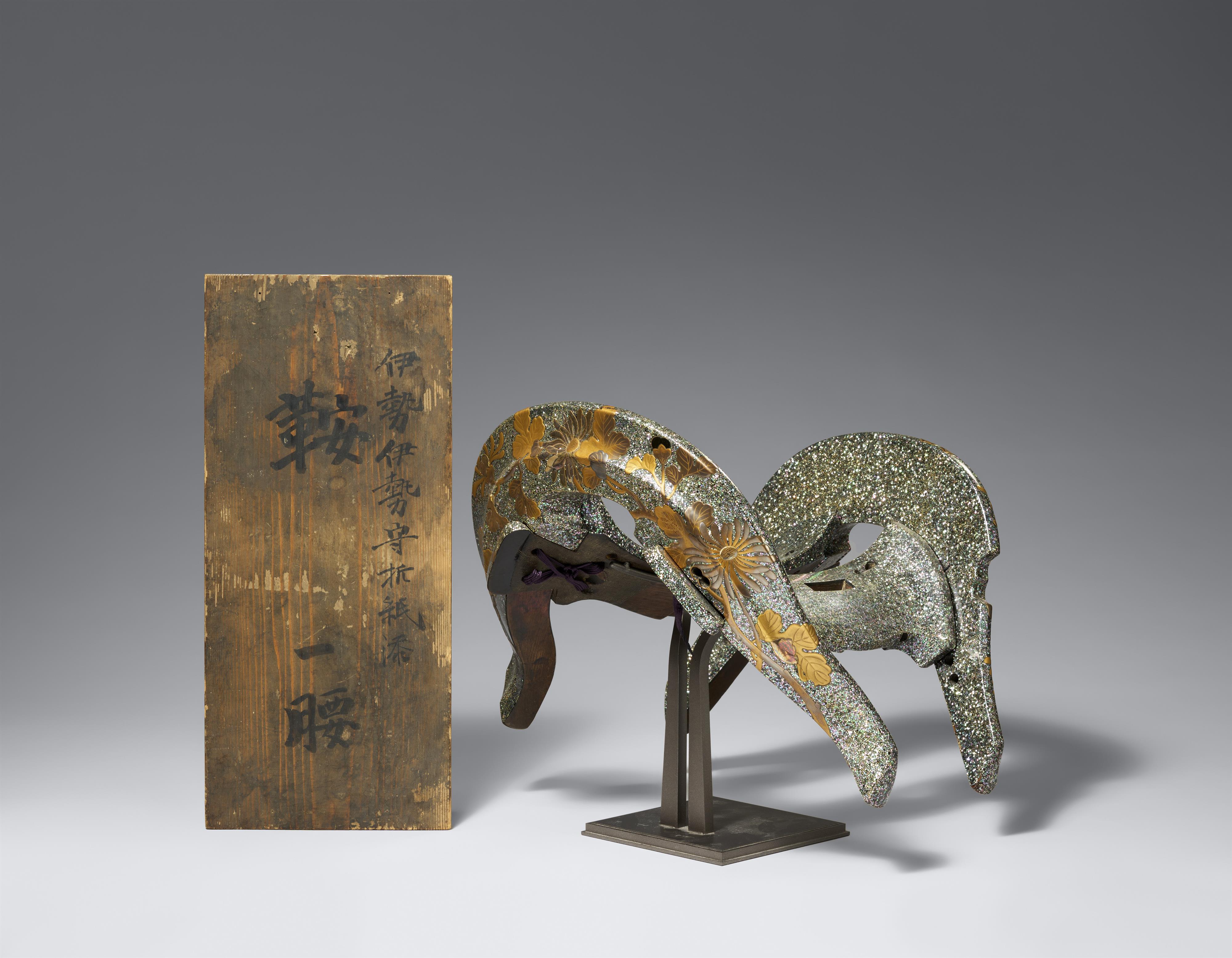 A wooden and aogai-inlaid saddle. Edo period - image-1