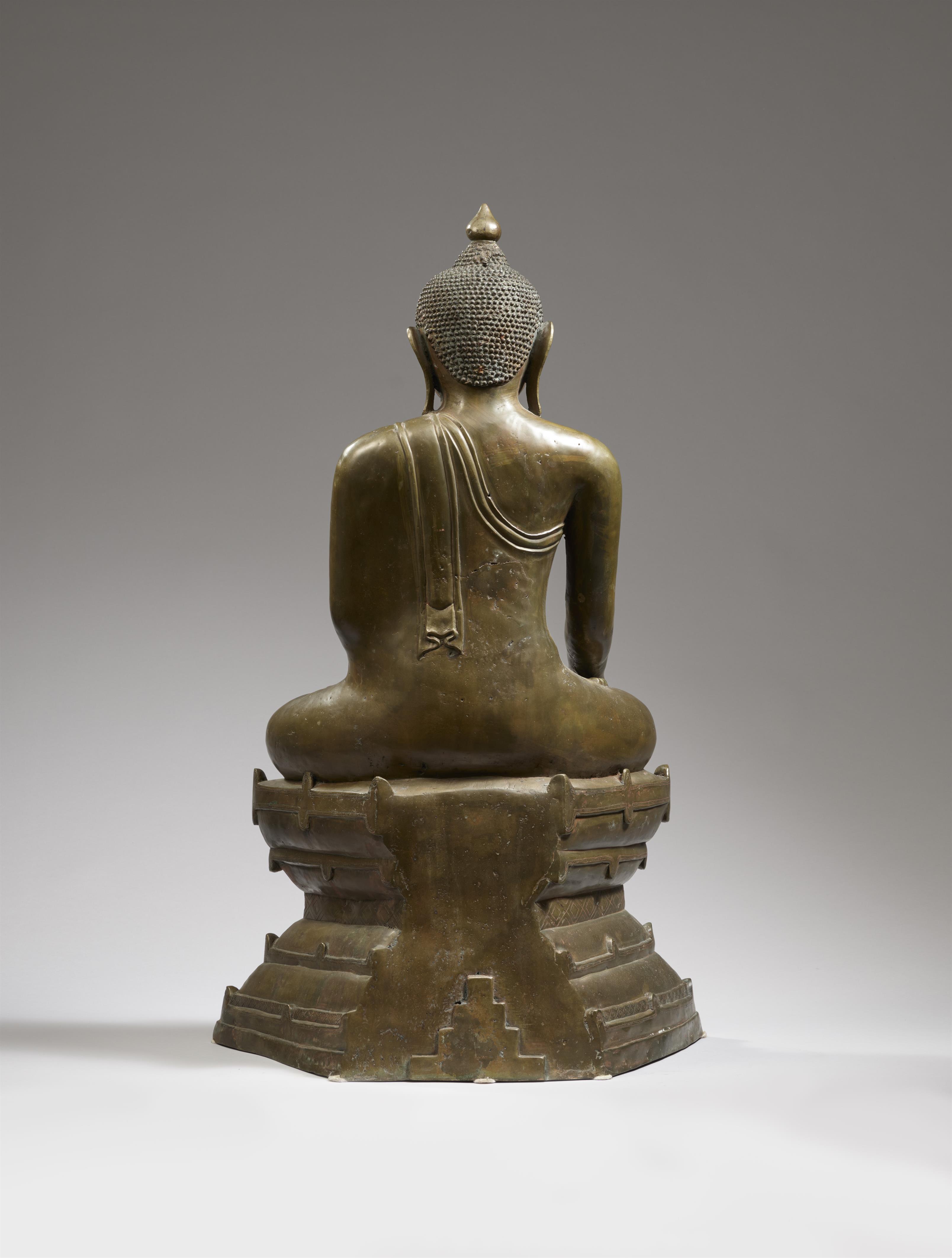 An unusually large bronze figure of Buddha Shakyamuni. Burma, Arakan. 18th/19th century - image-2