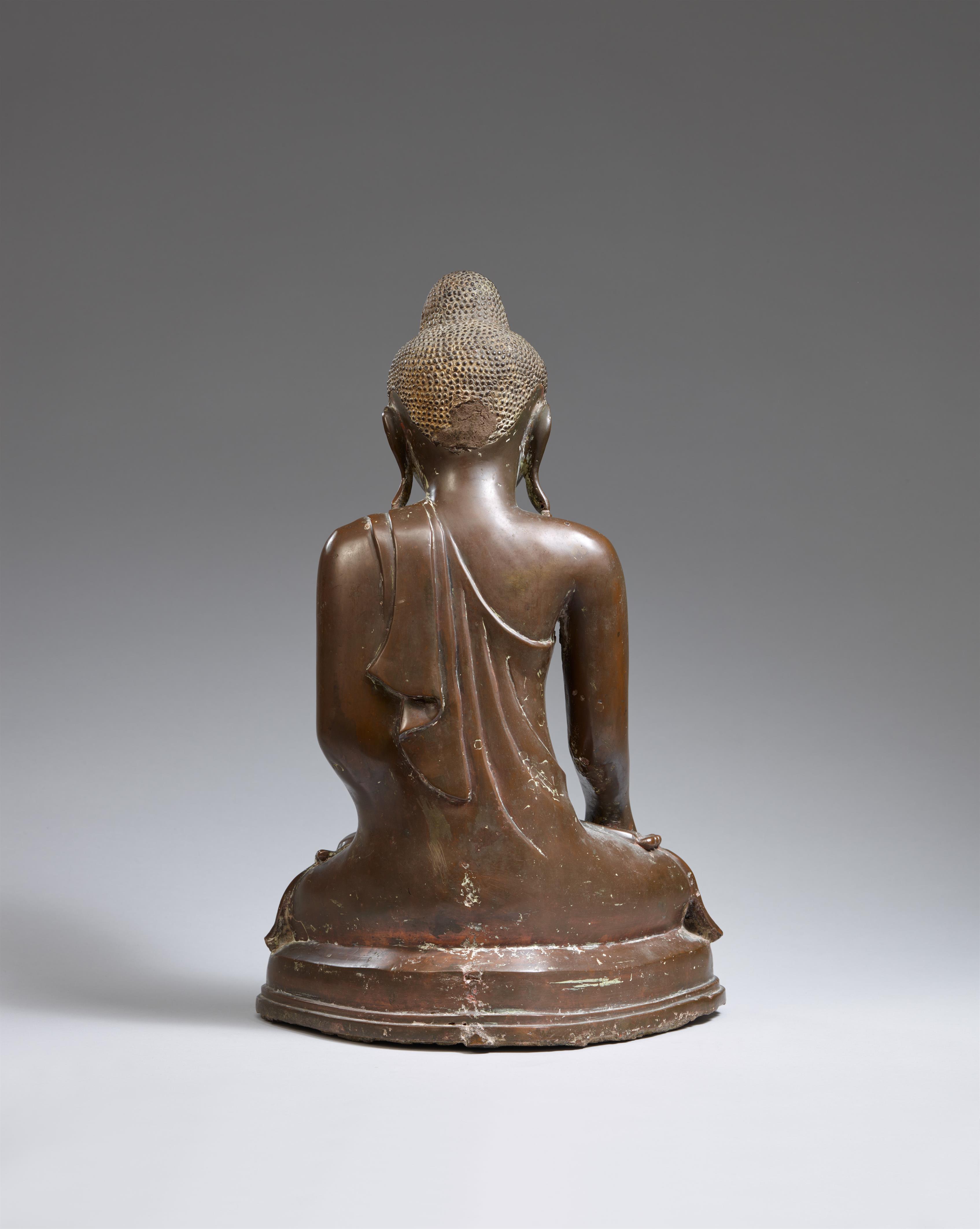 A Mandalay bronze figure of Buddha Shakyamuni. 19th/early 20th century - image-2