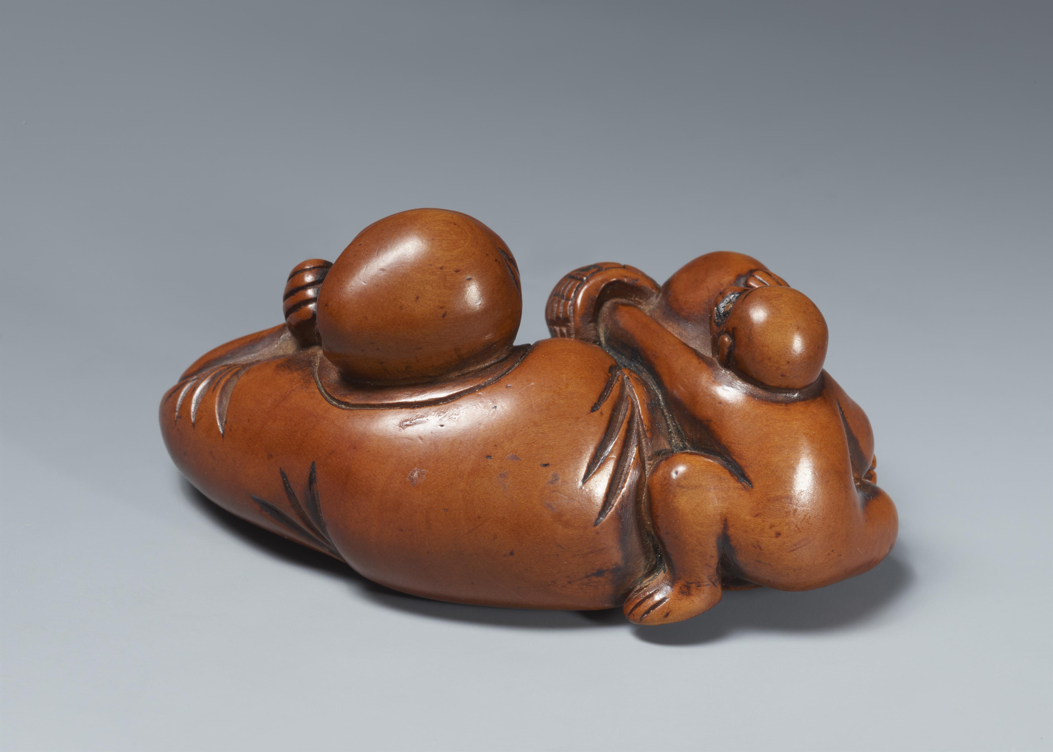 A large boxwood netsuke of a sleeping sarumawashi. Around 1800 - image-2